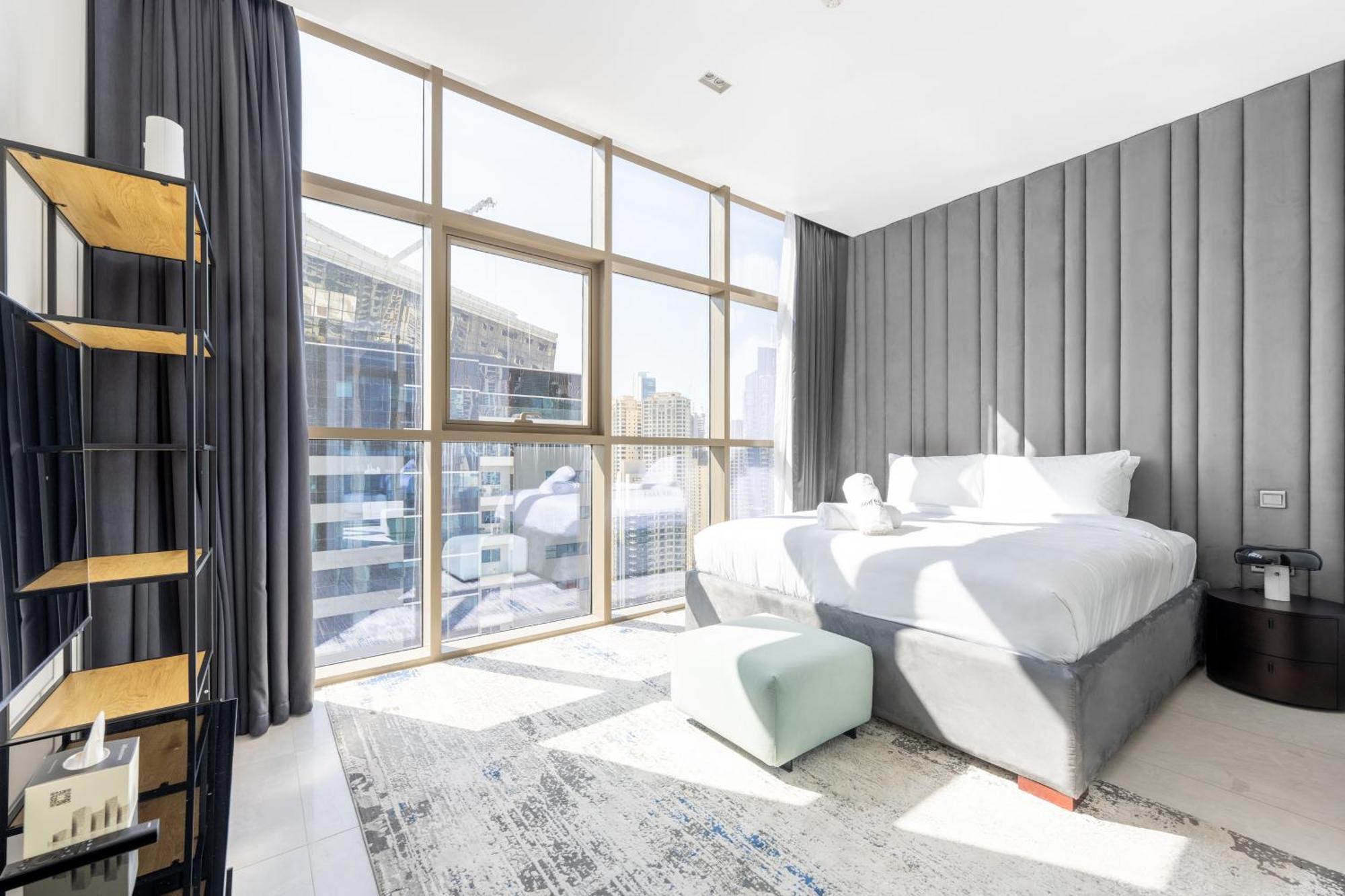 Exclusive Marina - Posh 3br With Stunning Views Apartment