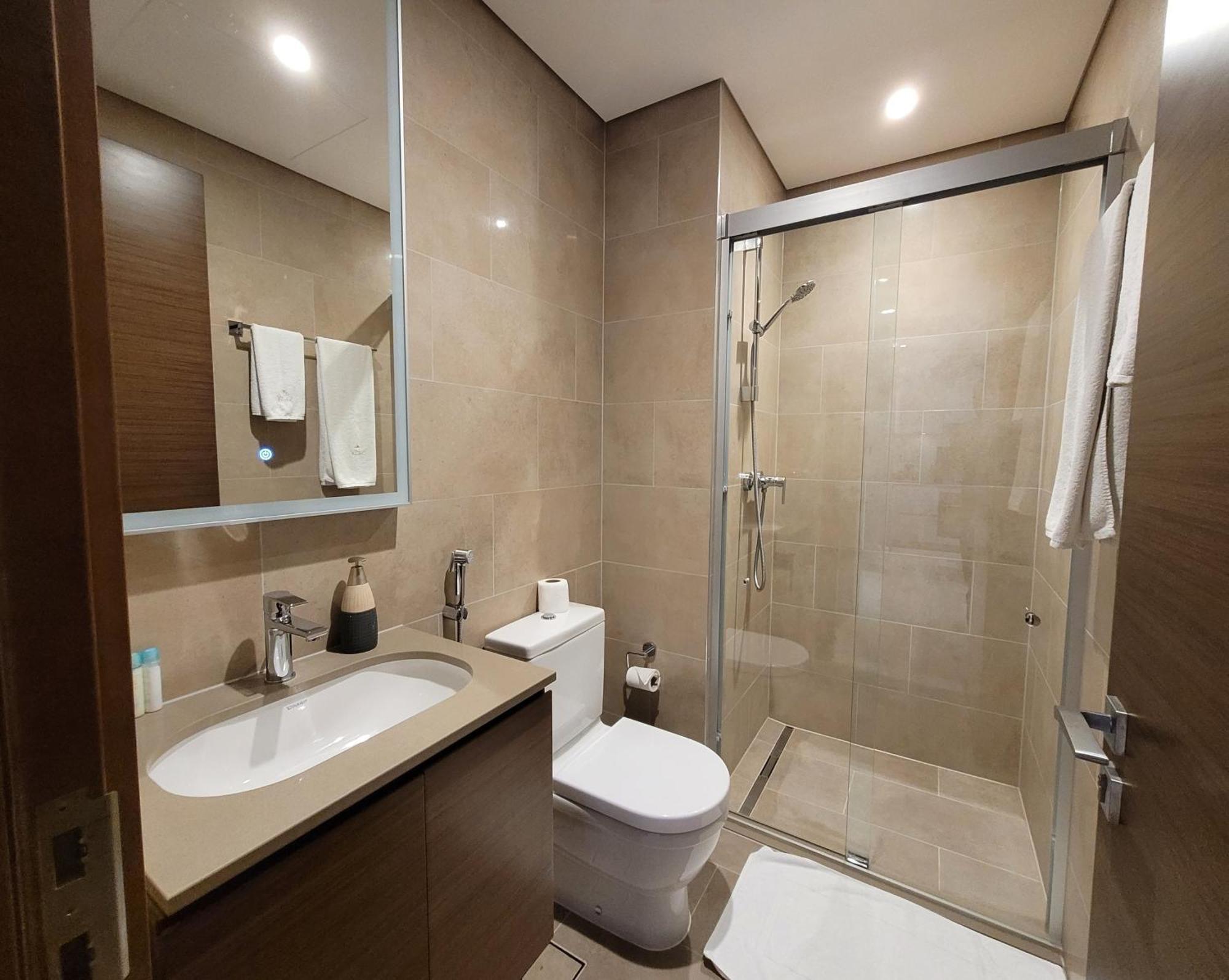 Modern Fully Furnished 1br Creek Vista Reserve