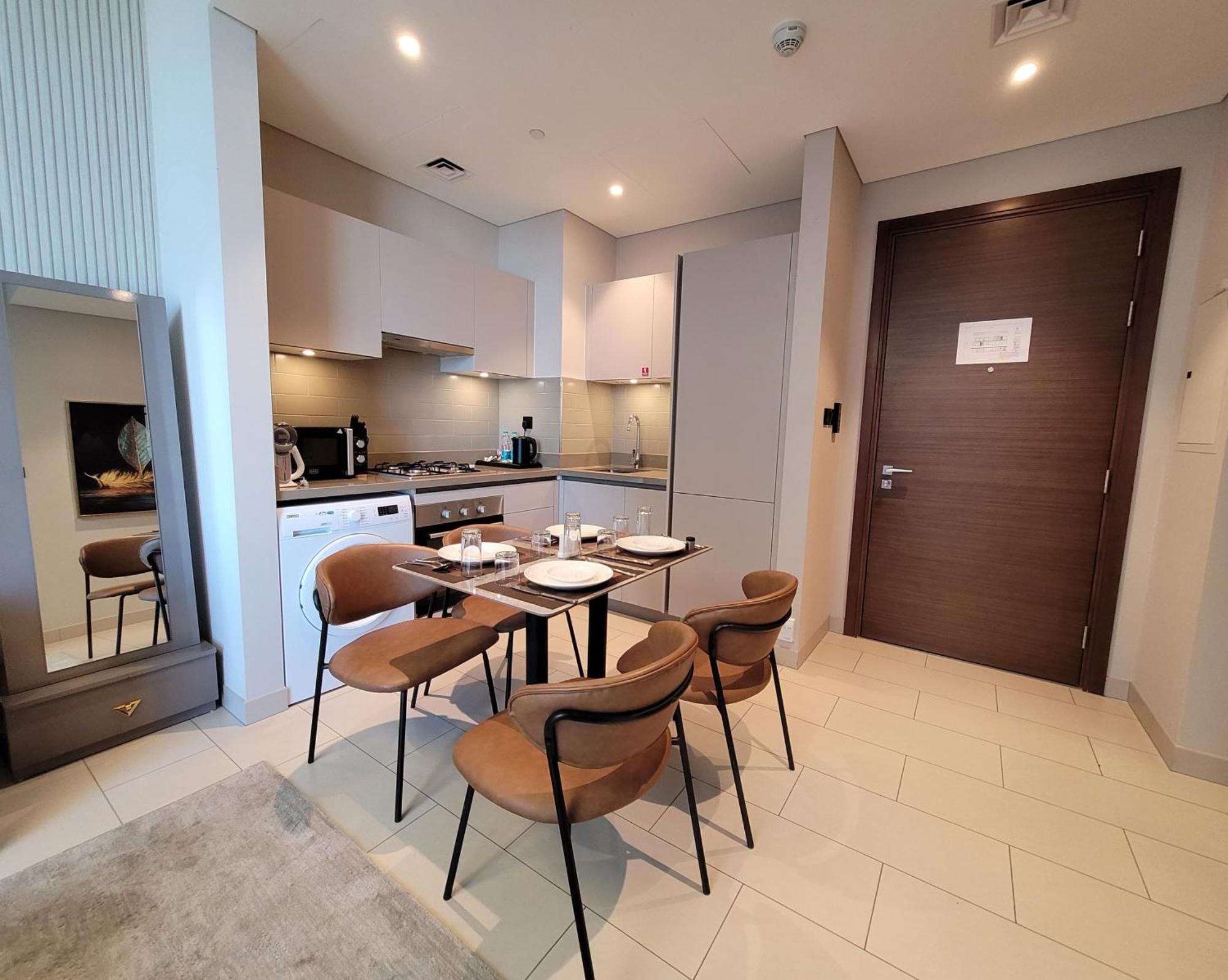 Modern Fully Furnished 1br Creek Vista Reserve Apartment
