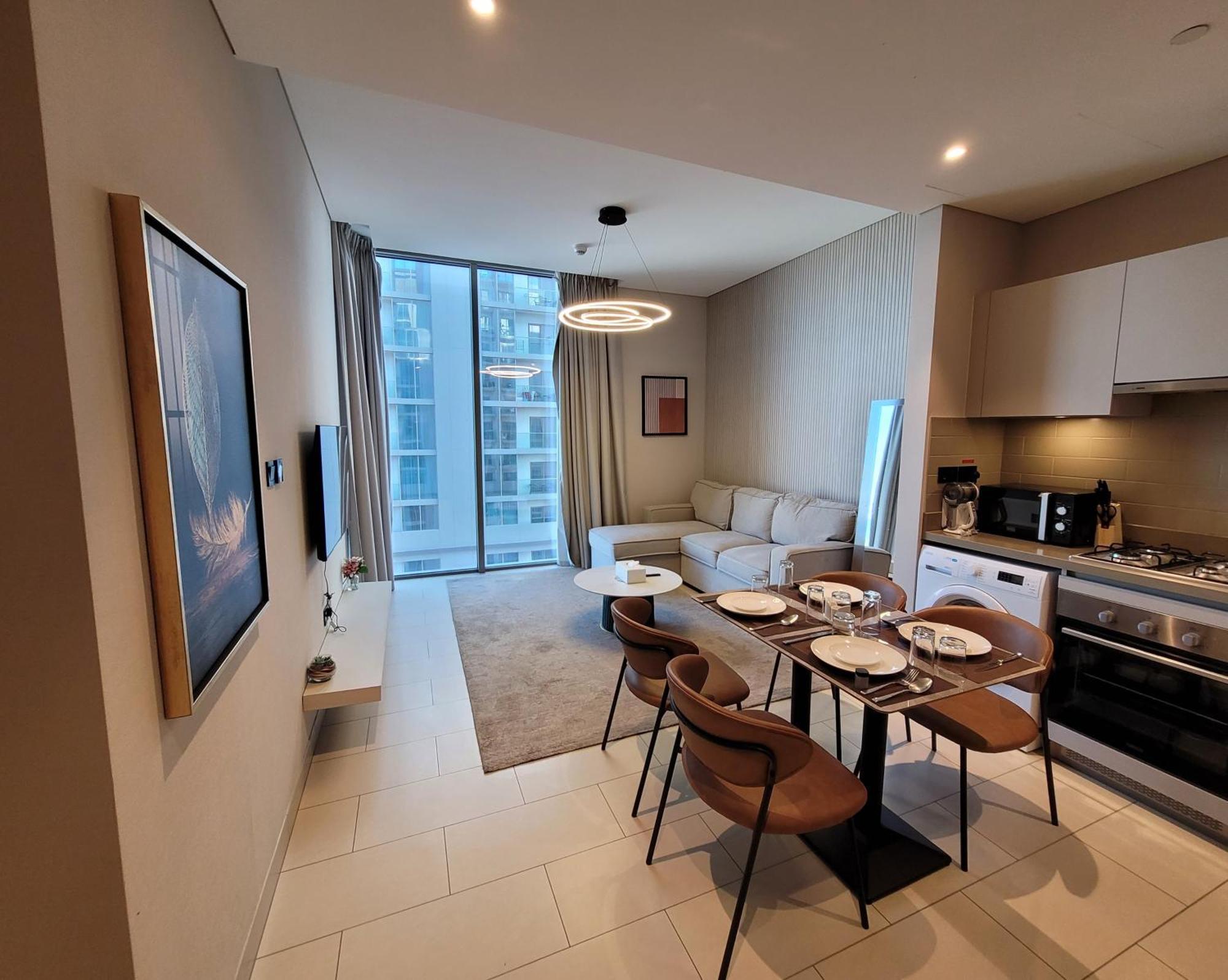 Modern Fully Furnished 1br Creek Vista Reserve