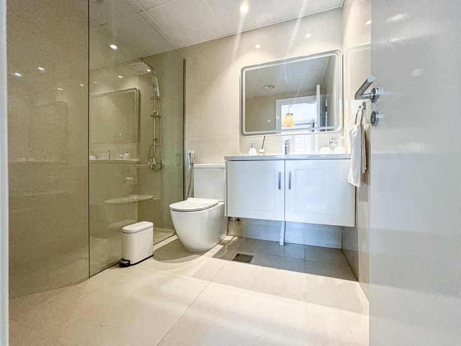 Dreamshoma -1b Spacious With A View Apartment