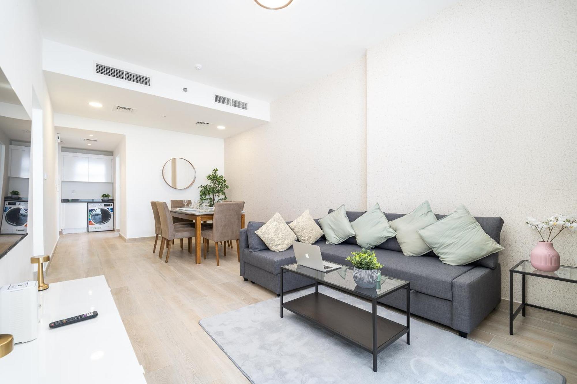 Apartment Beautiful Views From 30th Floor & 2bd & Peaceful & Spacious *
