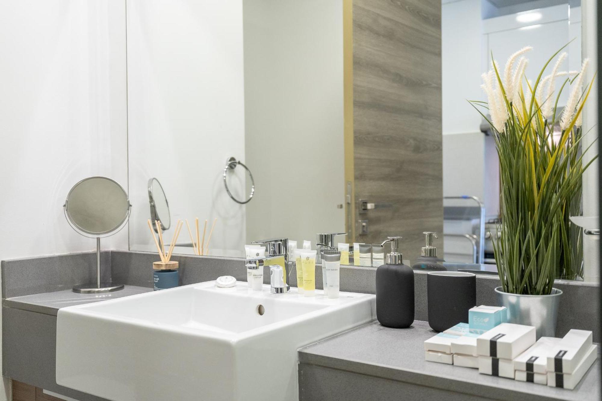 Marina & Downtown Views In Modern - Jvc Apartment Dubai