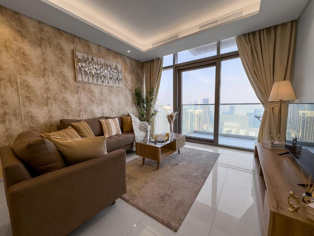 Spectacular Views On High Floor With Infinity Pool Apartment *