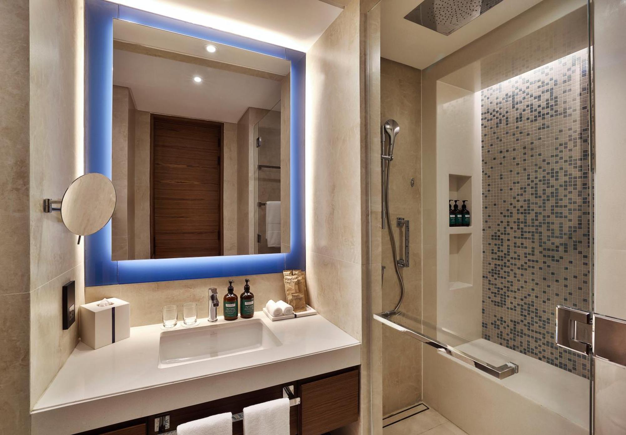 Tumbi West Palm Dubai,tapestry Collection Hilton Hotel
