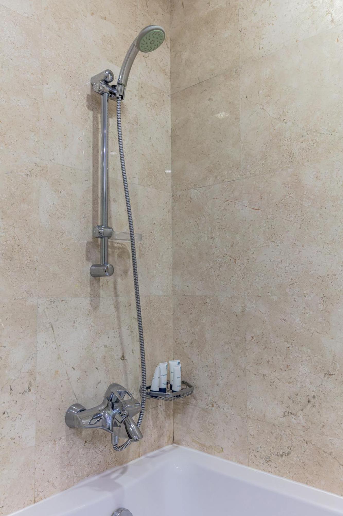 Spacious New 2 Bdr, Pool And Access Apartment *