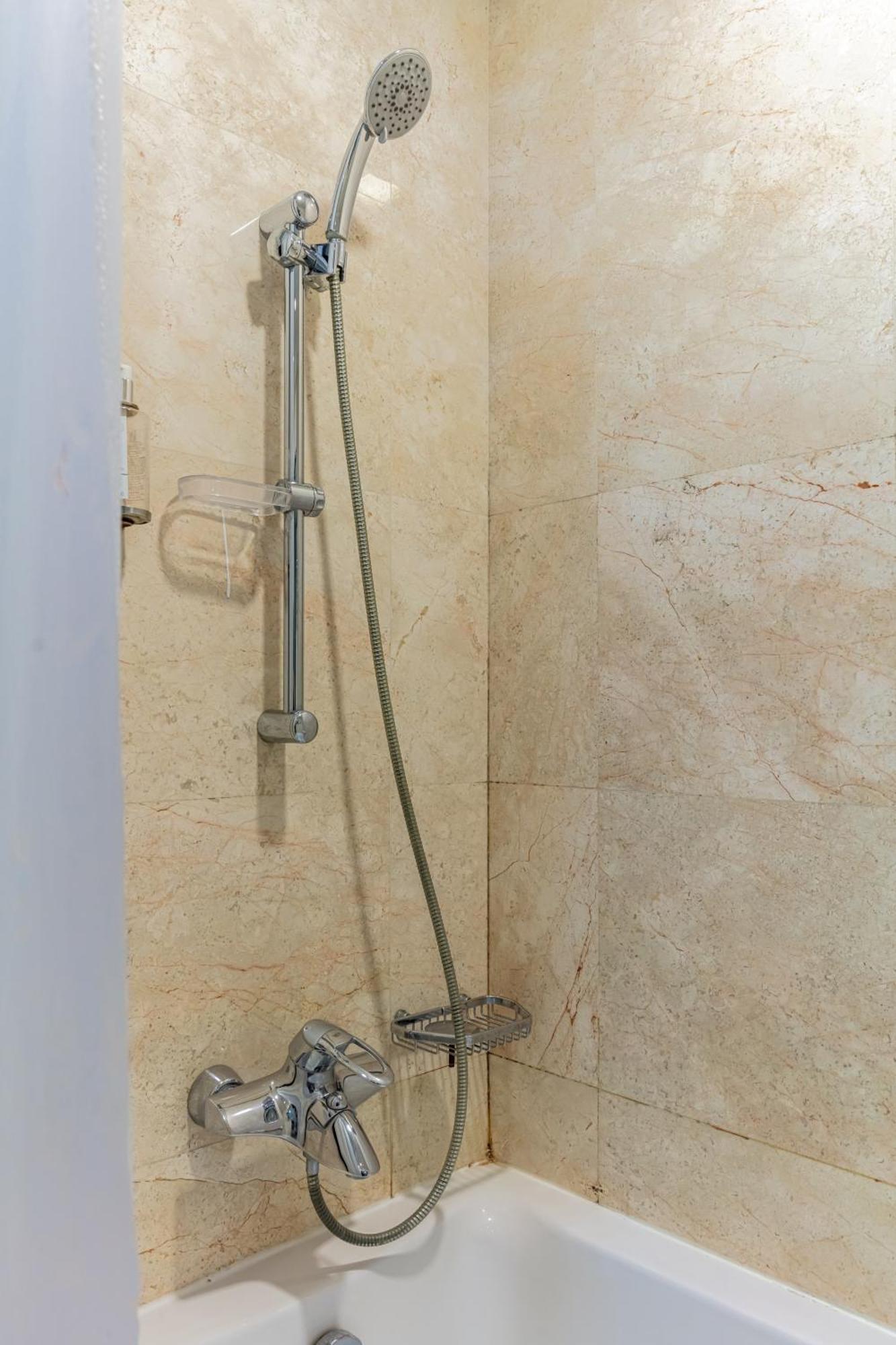 Apartment Spacious New 2 Bdr, Pool And Access *