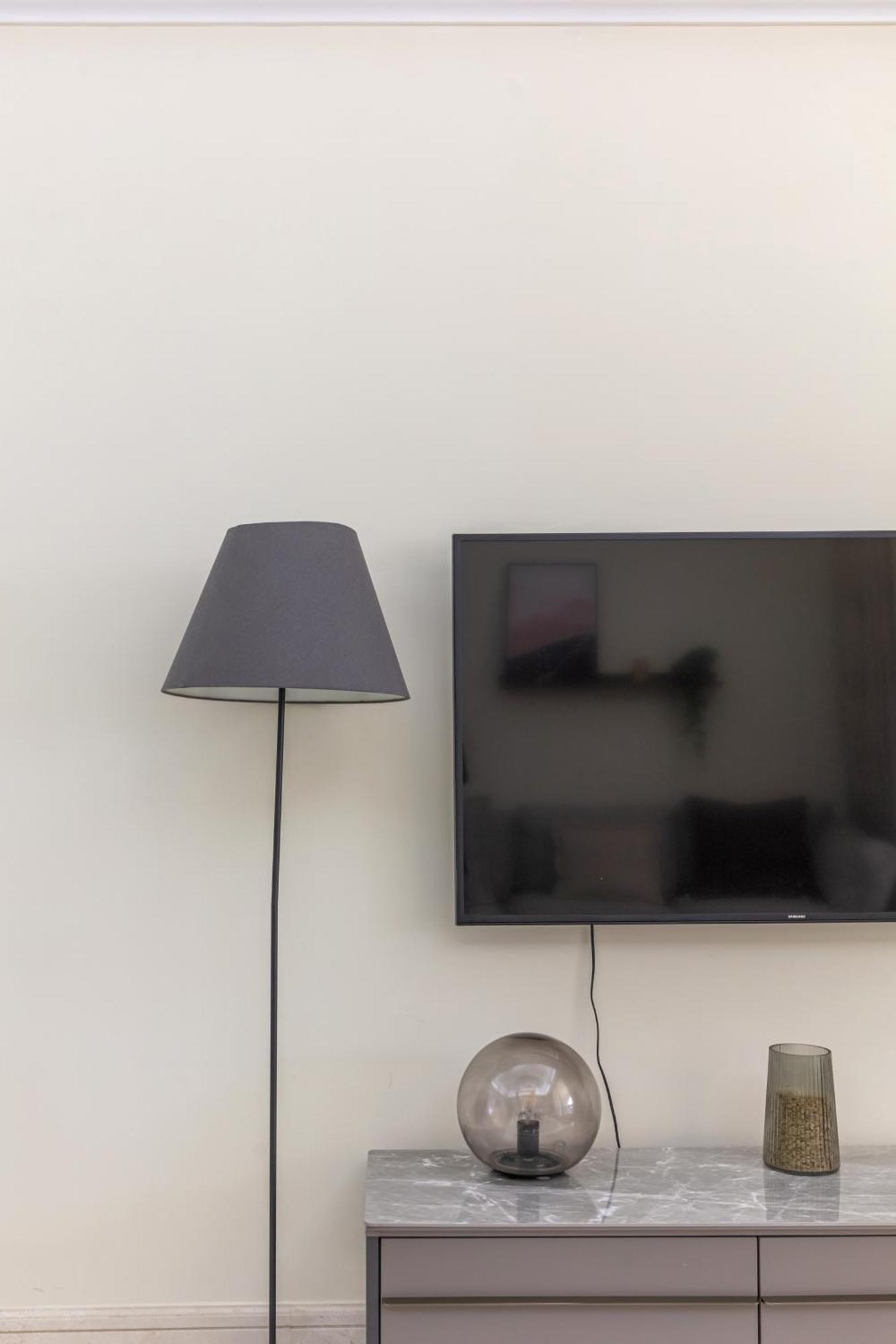 Spacious New 2 Bdr, Pool And Access Apartment *