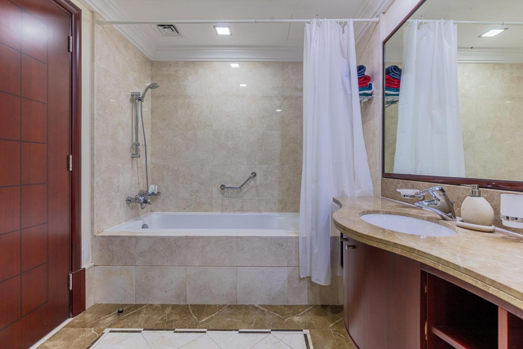 Apartment Spacious New 2 Bdr, Pool And Access *