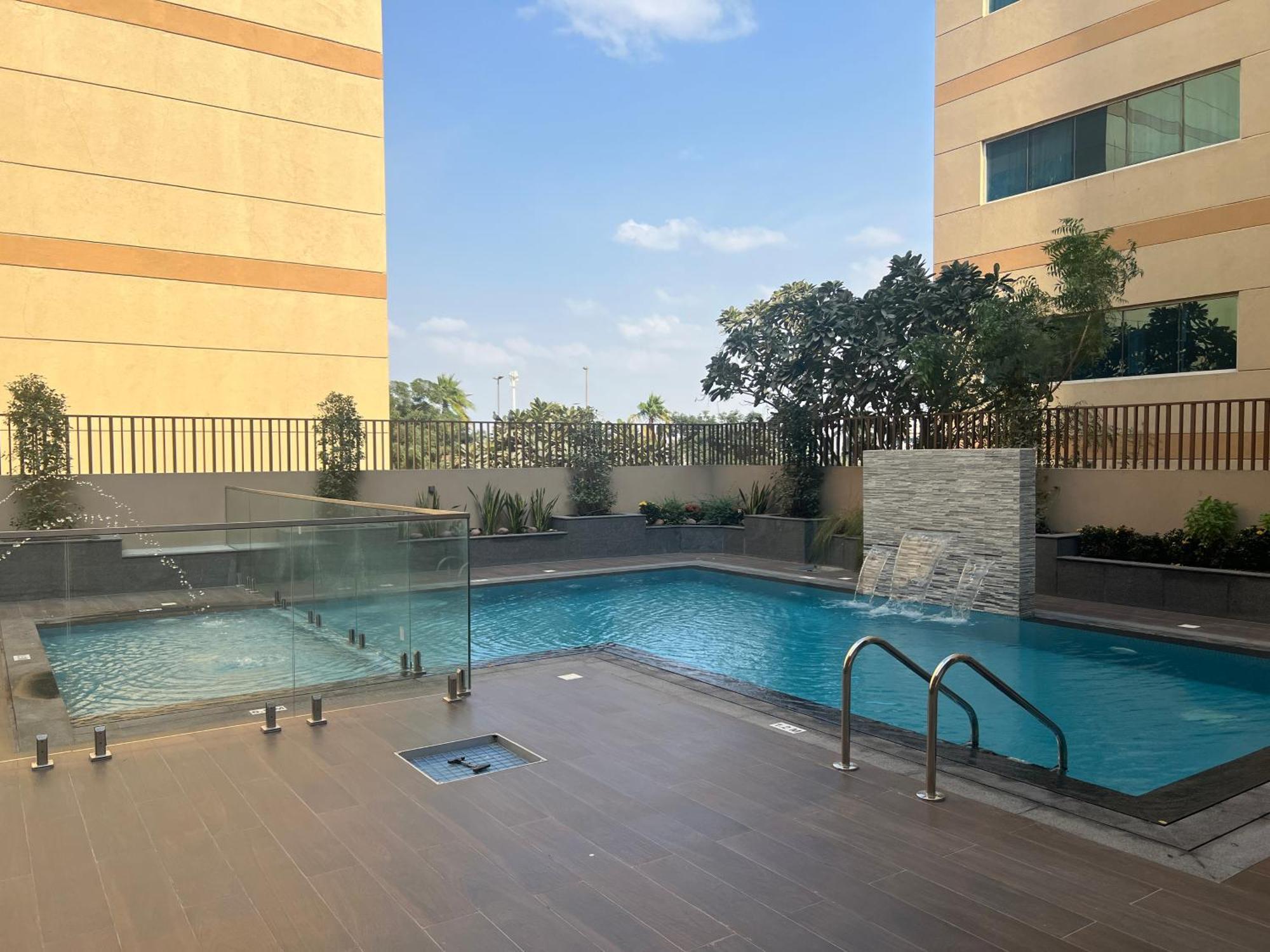 White Sage New Large 1br At Jvc *