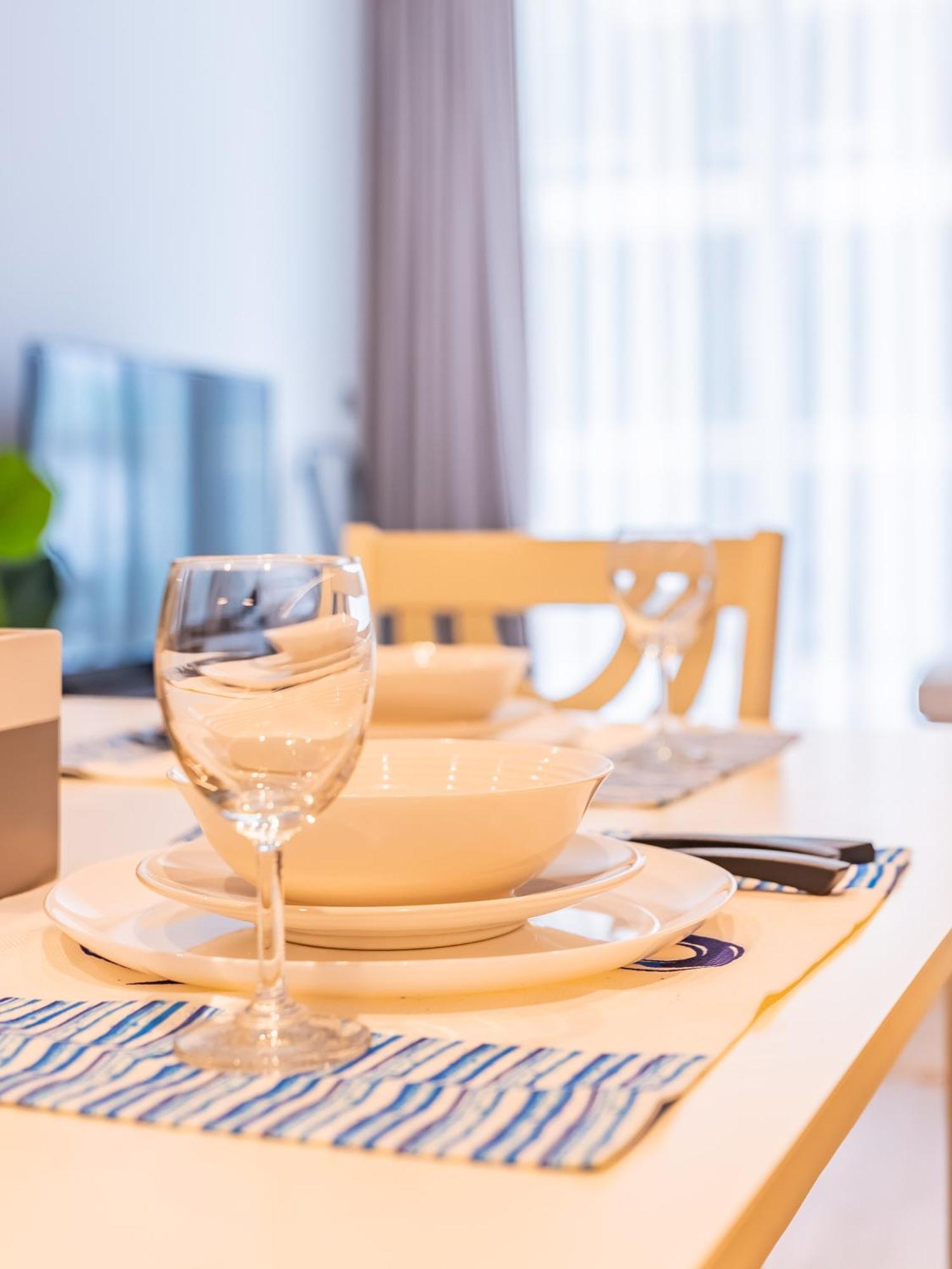 Seabreeze Escape-serene 2br -private Access Apartment Dubai