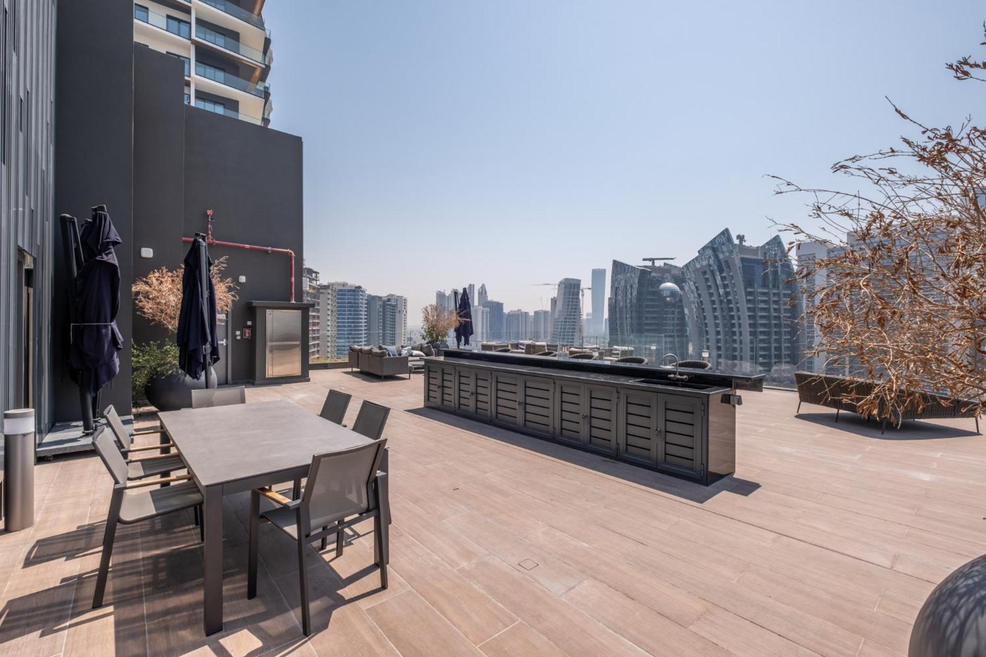 Revved Up In 15 Northside With Pool And Gym Apartment *