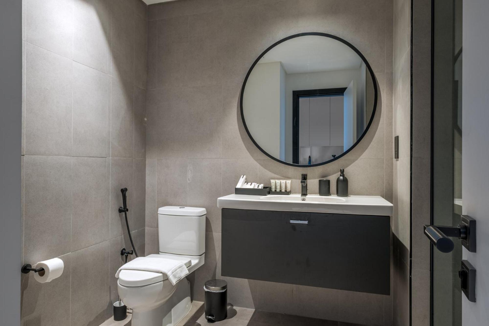 Revved Up In 15 Northside With Pool And Gym Apartment