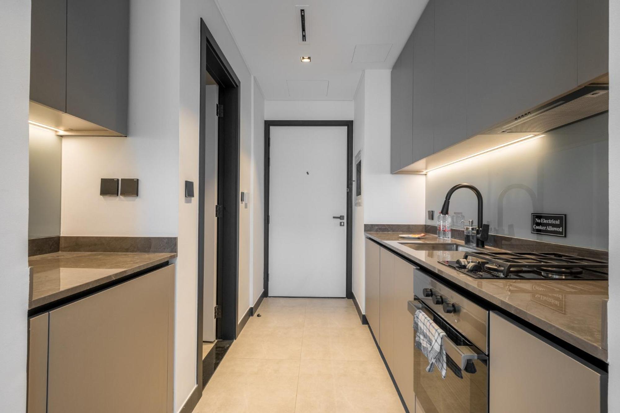 Revved Up In 15 Northside With Pool And Gym Apartment