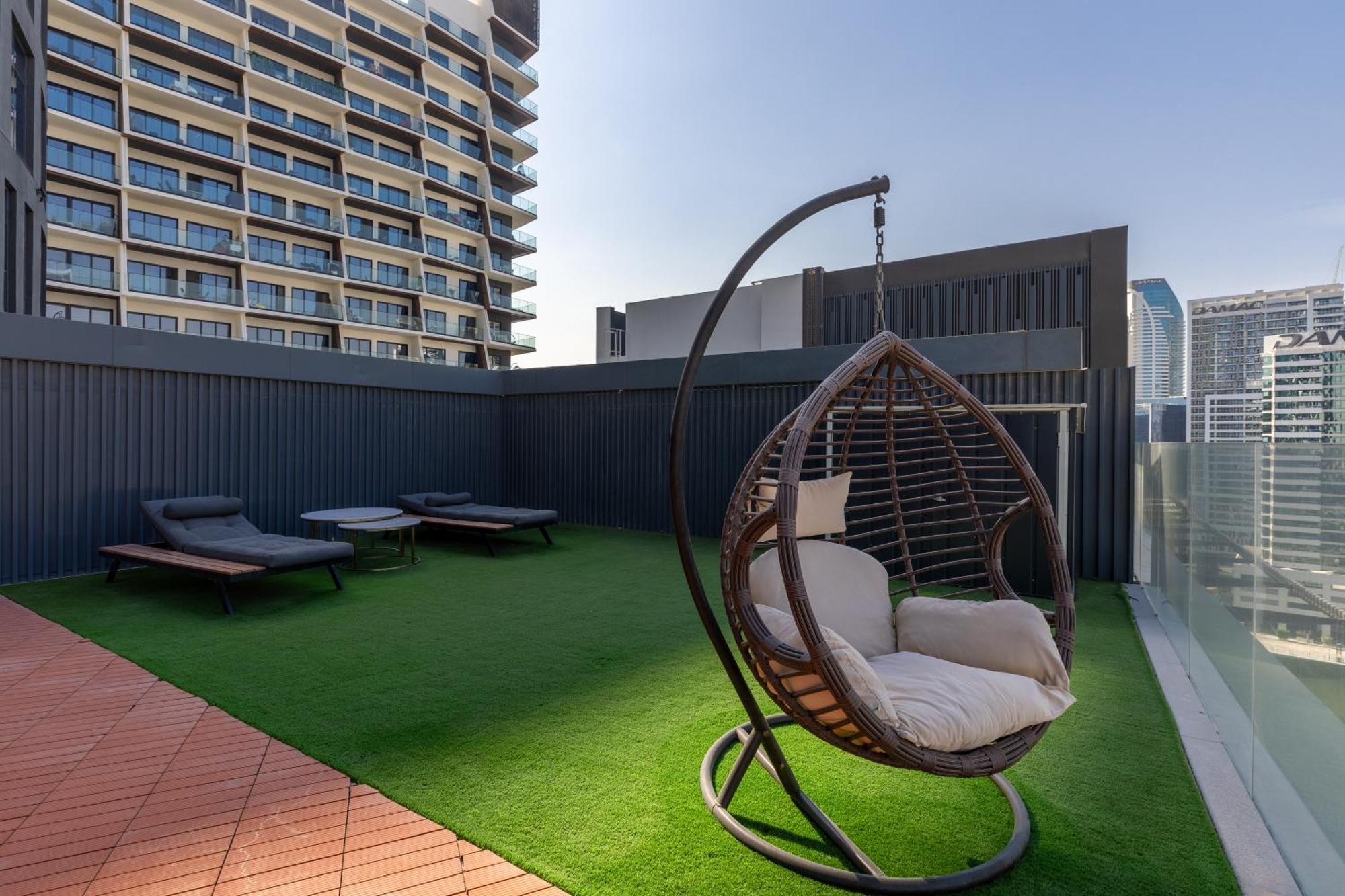 Waves - Spacious 2br With Burj Views & Terrace Dubai