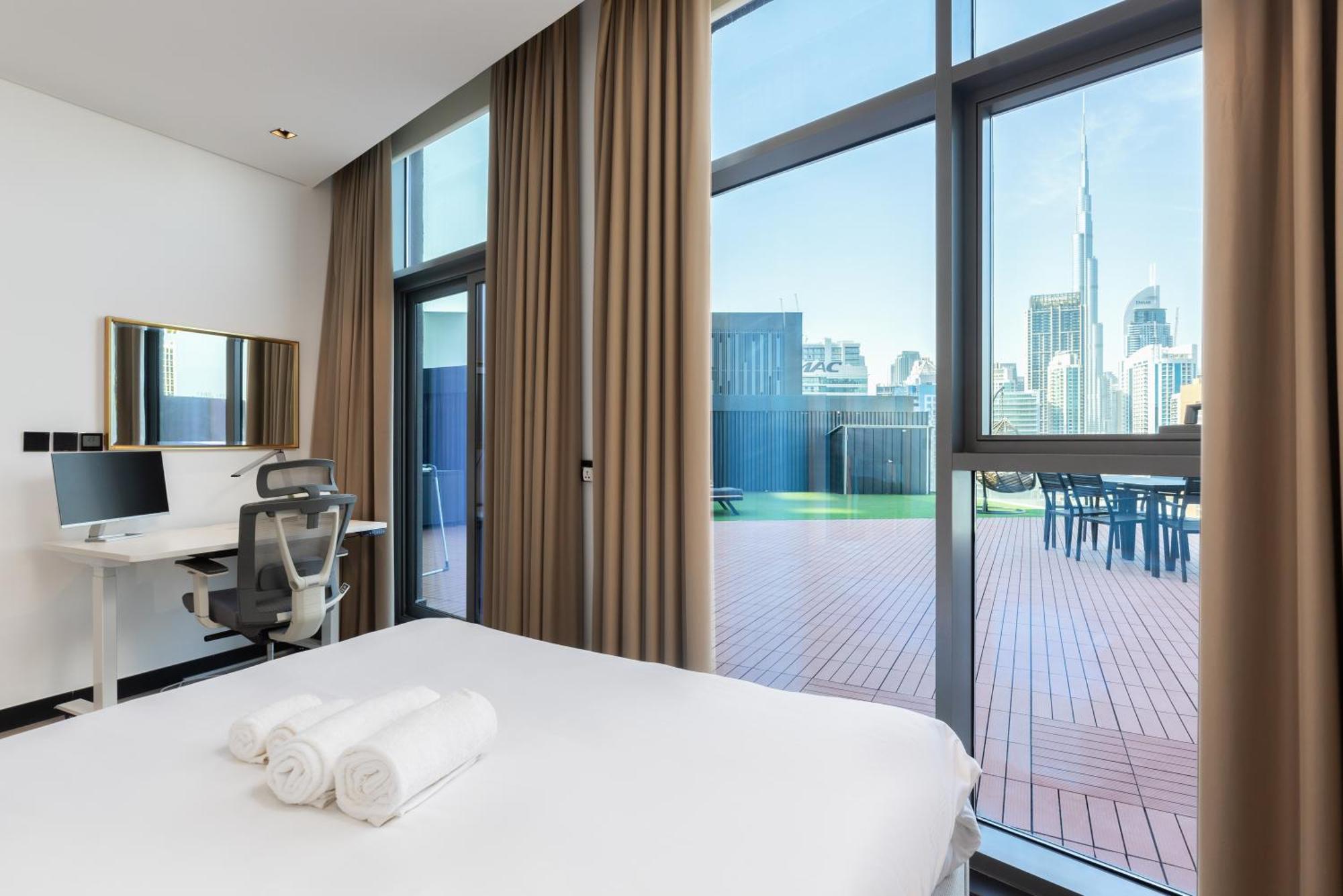 Waves - Spacious 2br With Burj Views & Terrace Dubai