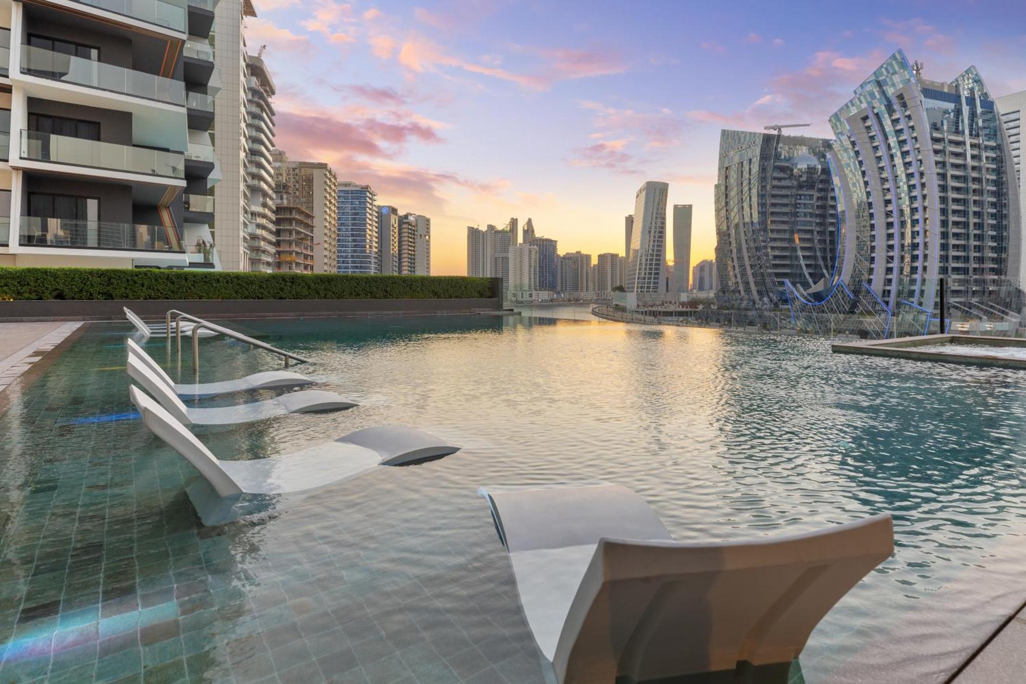 Waves - Spacious 2br With Burj Views & Terrace
