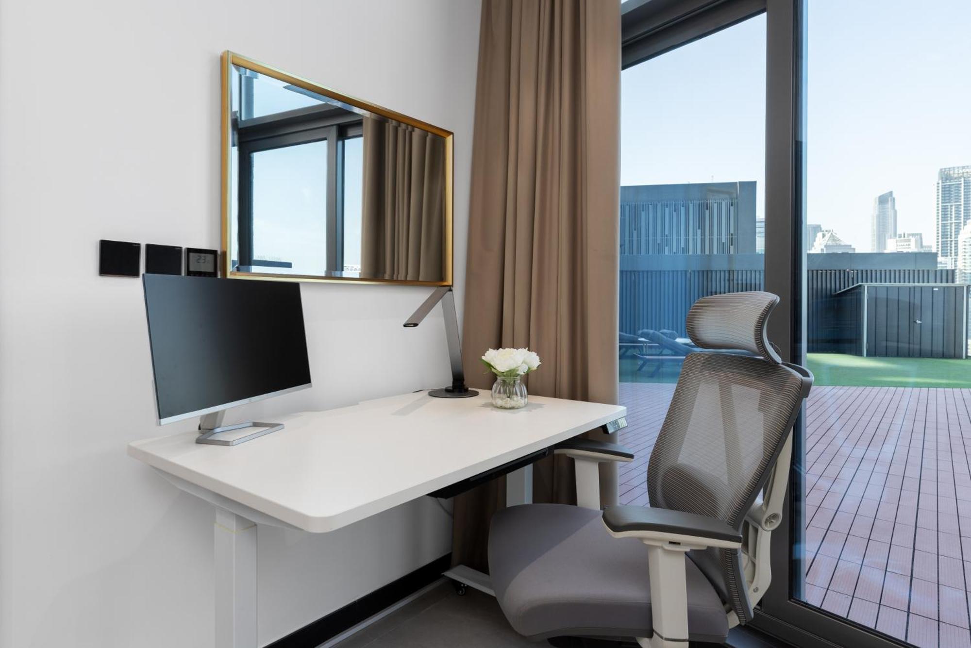 Waves - Spacious 2br With Burj Views & Terrace Apartment Dubai