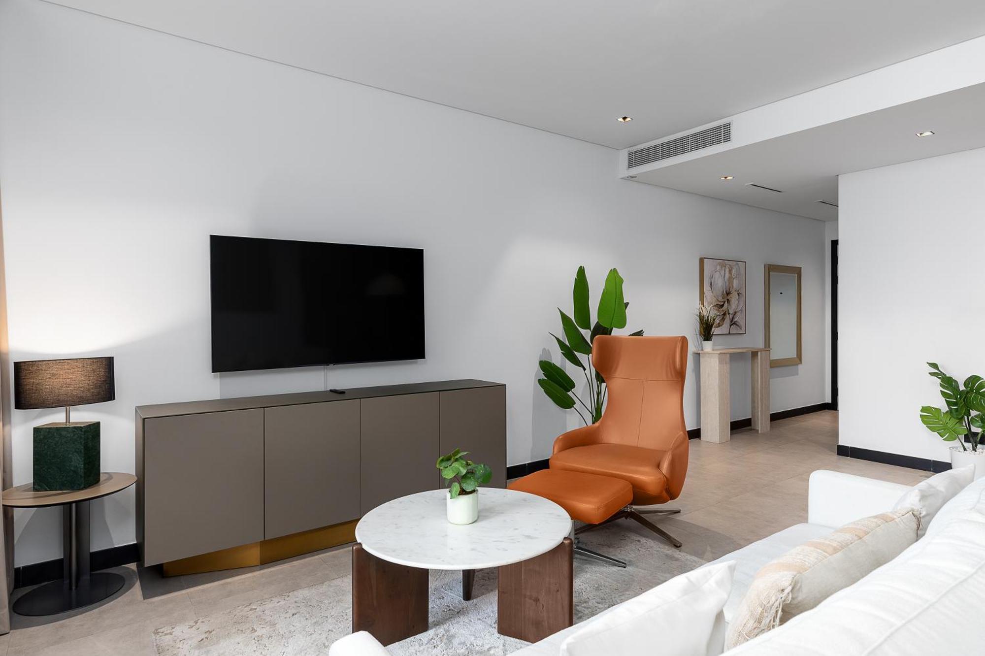 Waves - Spacious 2br With Burj Views & Terrace Dubai
