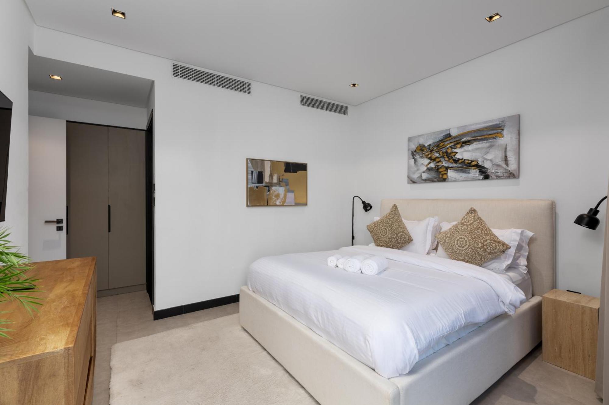 Waves - Spacious 2br With Burj Views & Terrace Apartment *