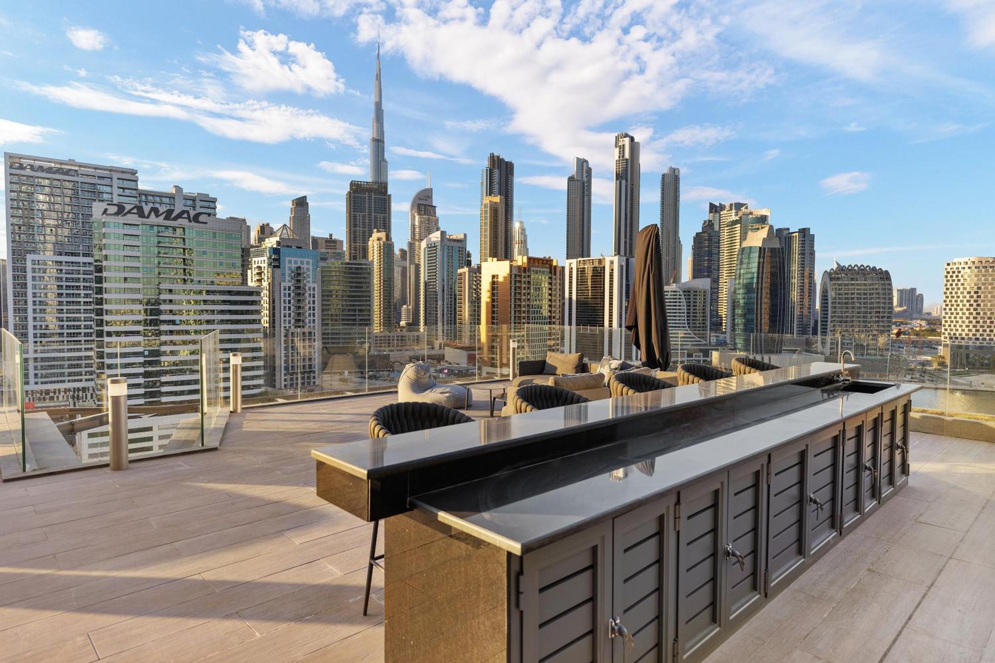 Waves - Spacious 2br With Burj Views & Terrace Dubai