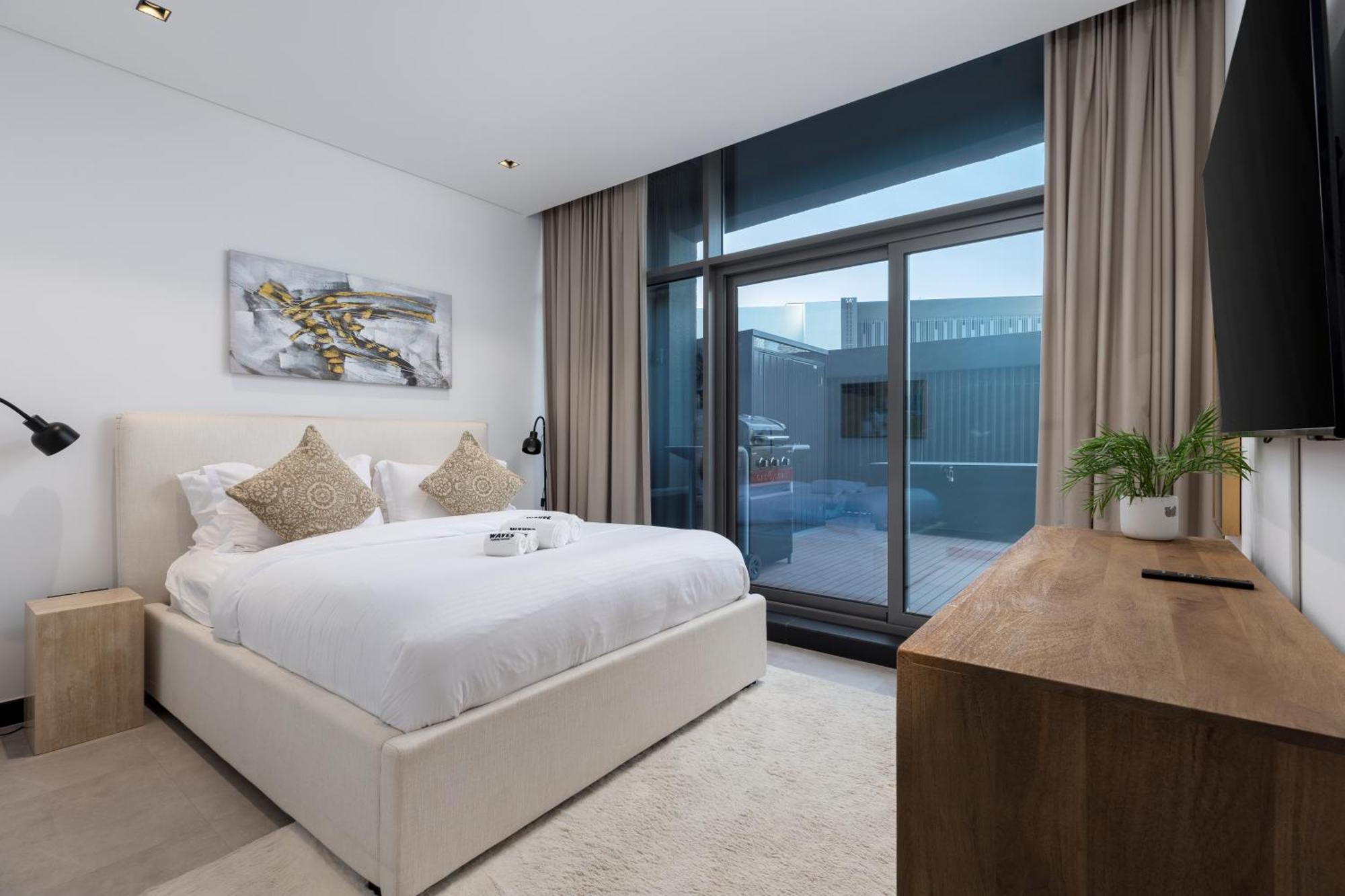 Waves - Spacious 2br With Burj Views & Terrace *