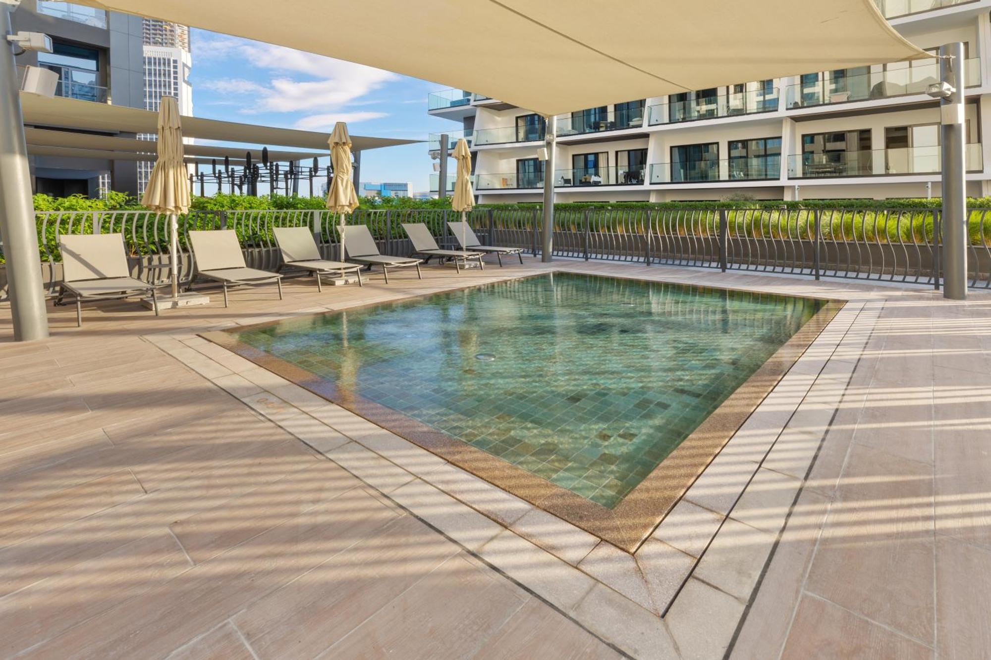 Waves - Spacious 2br With Burj Views & Terrace Dubai
