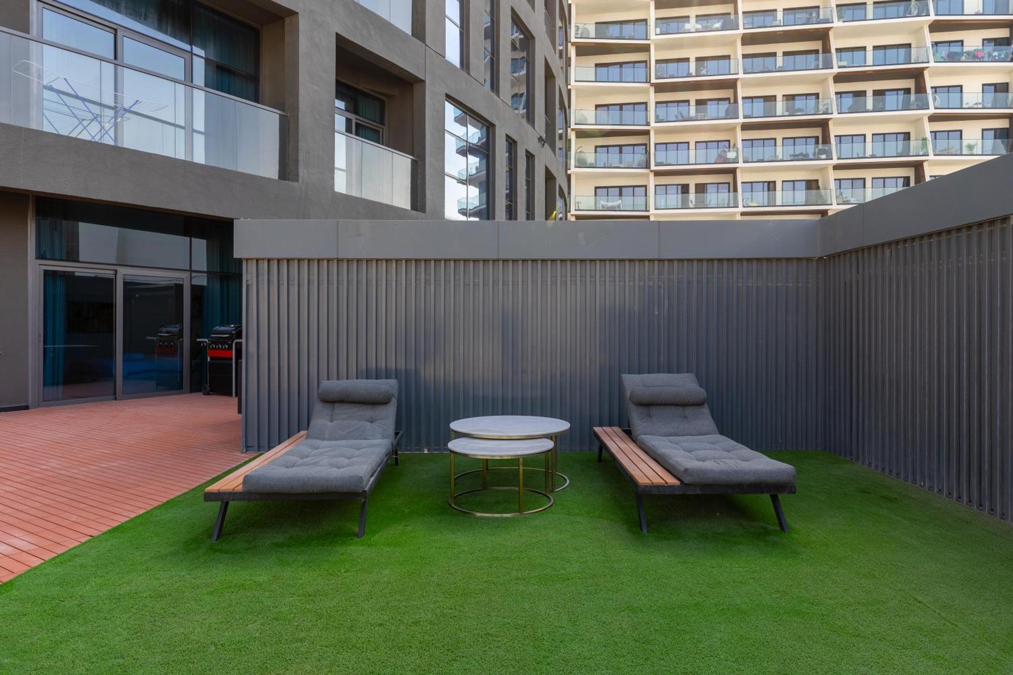 Waves - Spacious 2br With Burj Views & Terrace Apartment Dubai