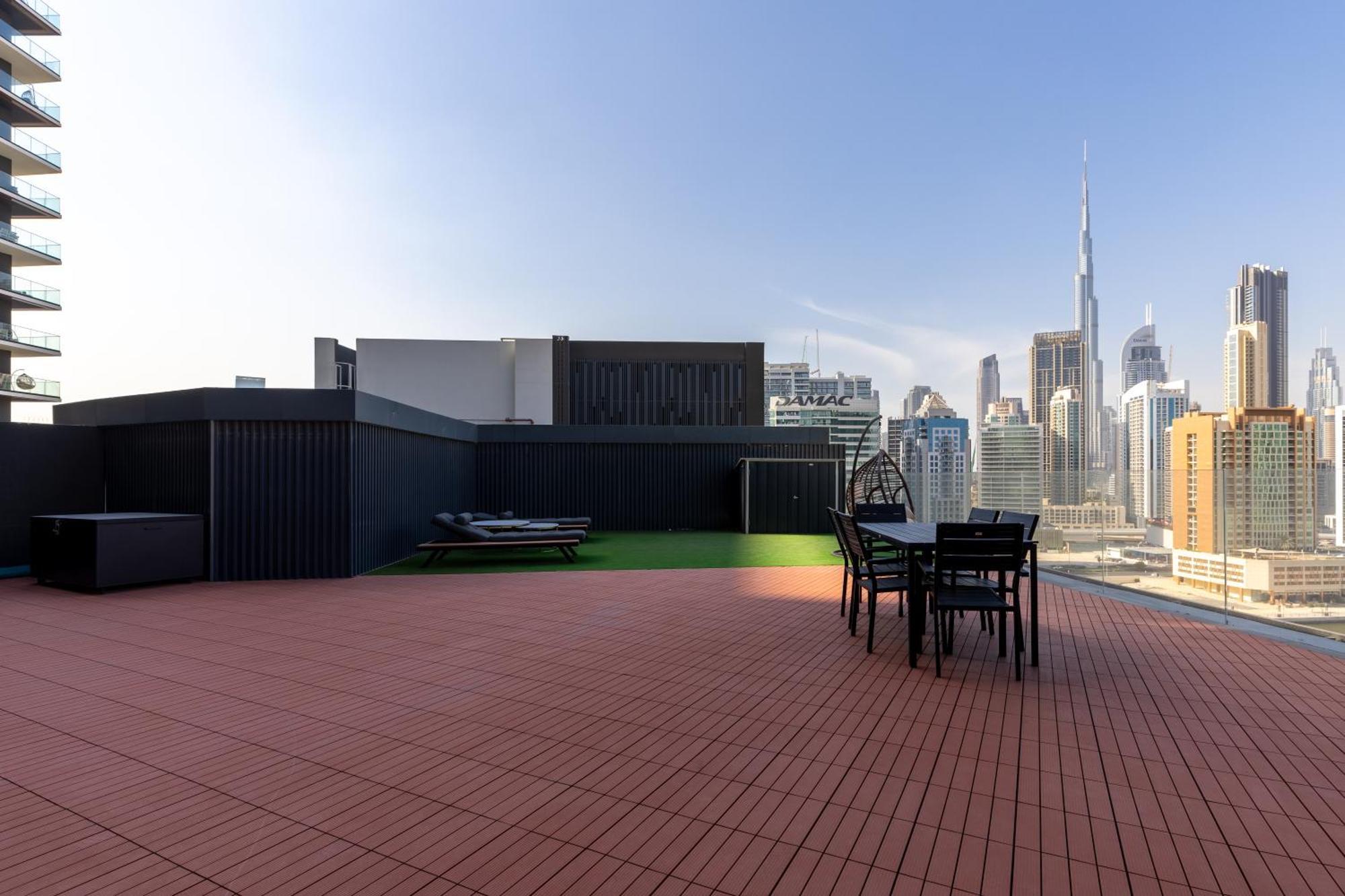 Waves - Spacious 2br With Burj Views & Terrace Apartment Dubai