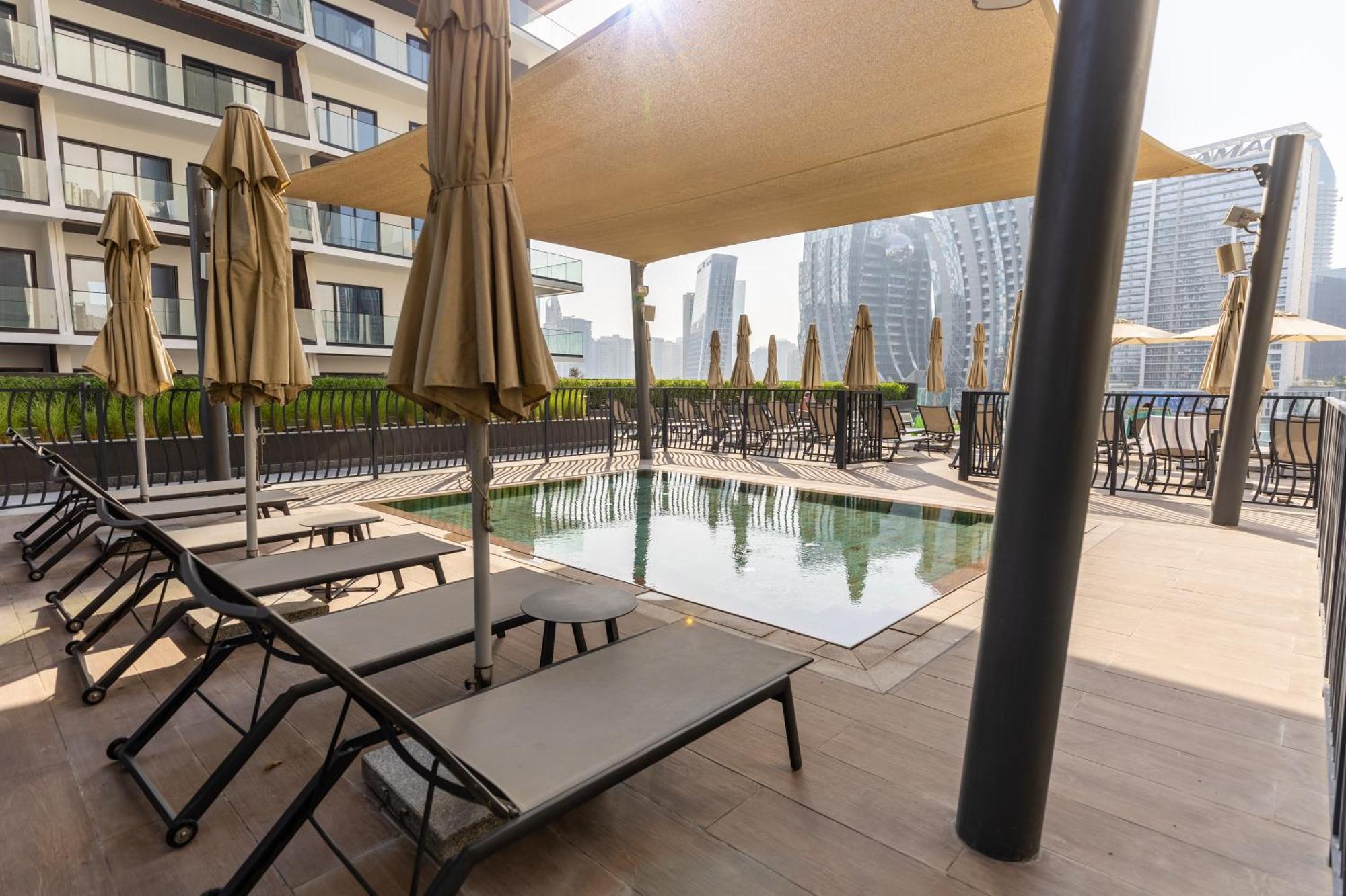 Waves - Spacious 2br With Burj Views & Terrace Apartment *