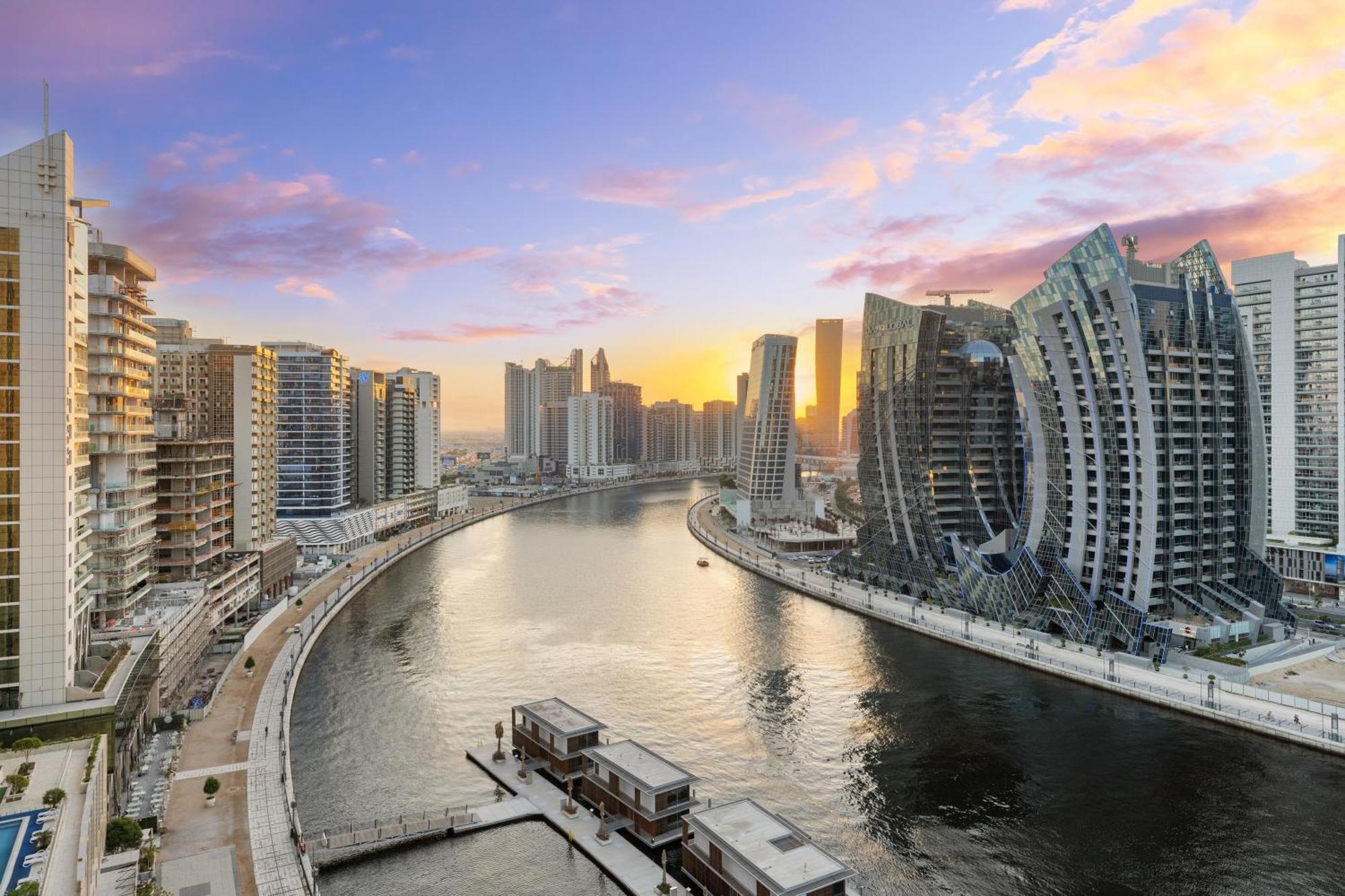 Waves - Spacious 2br With Burj Views & Terrace *