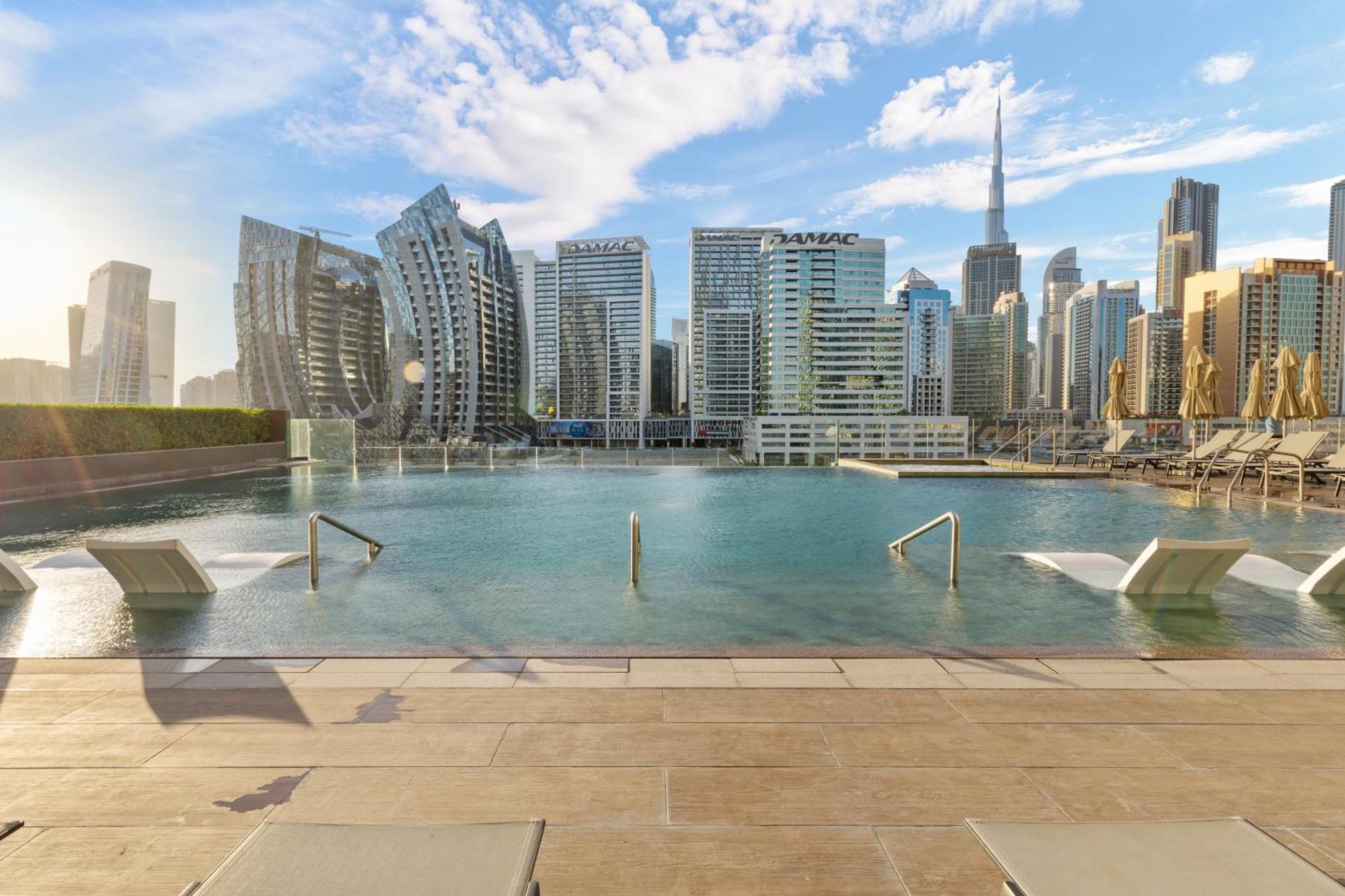 Waves - Spacious 2br With Burj Views & Terrace * Dubai
