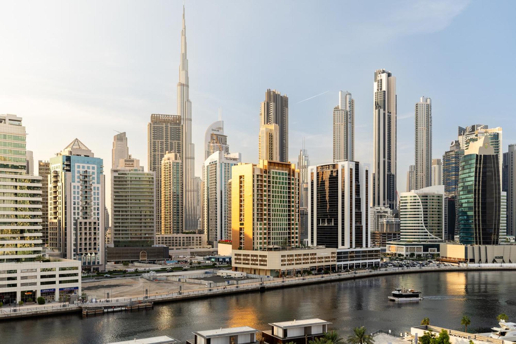 Waves - Spacious 2br With Burj Views & Terrace Apartment *
