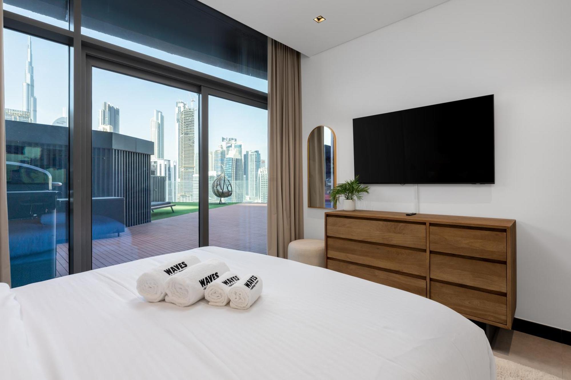Waves - Spacious 2br With Burj Views & Terrace Dubai