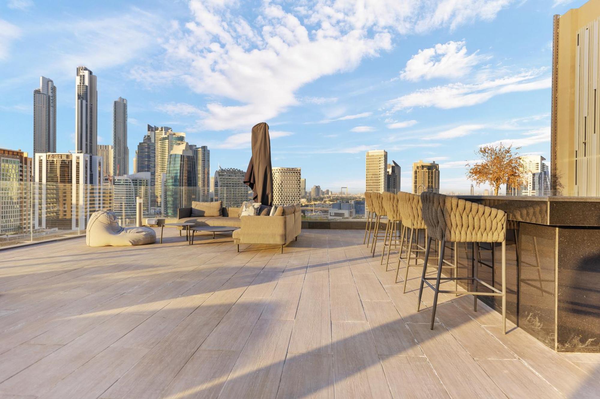 Waves - Spacious 2br With Burj Views & Terrace *