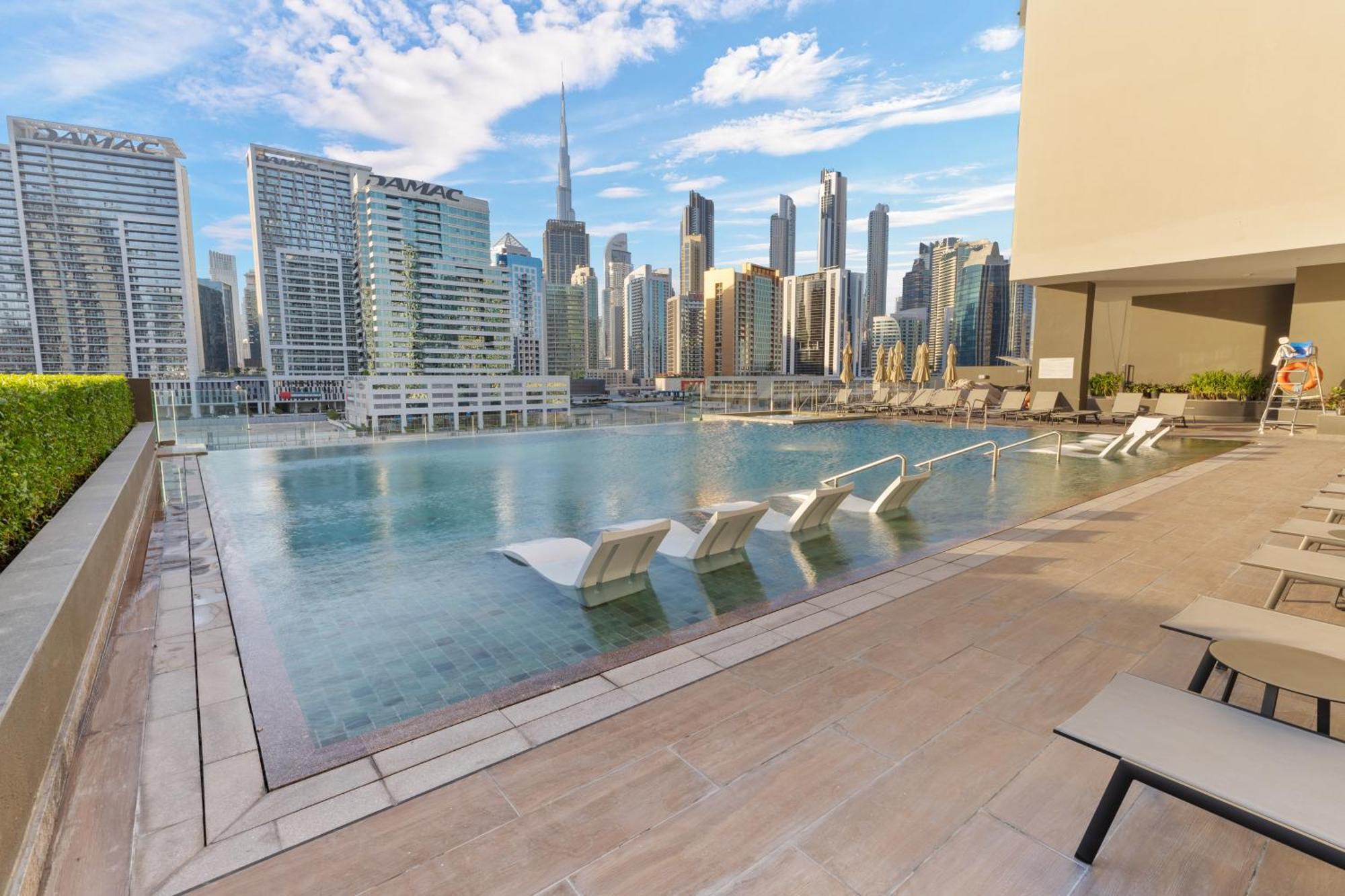 Waves - Spacious 2br With Burj Views & Terrace Apartment