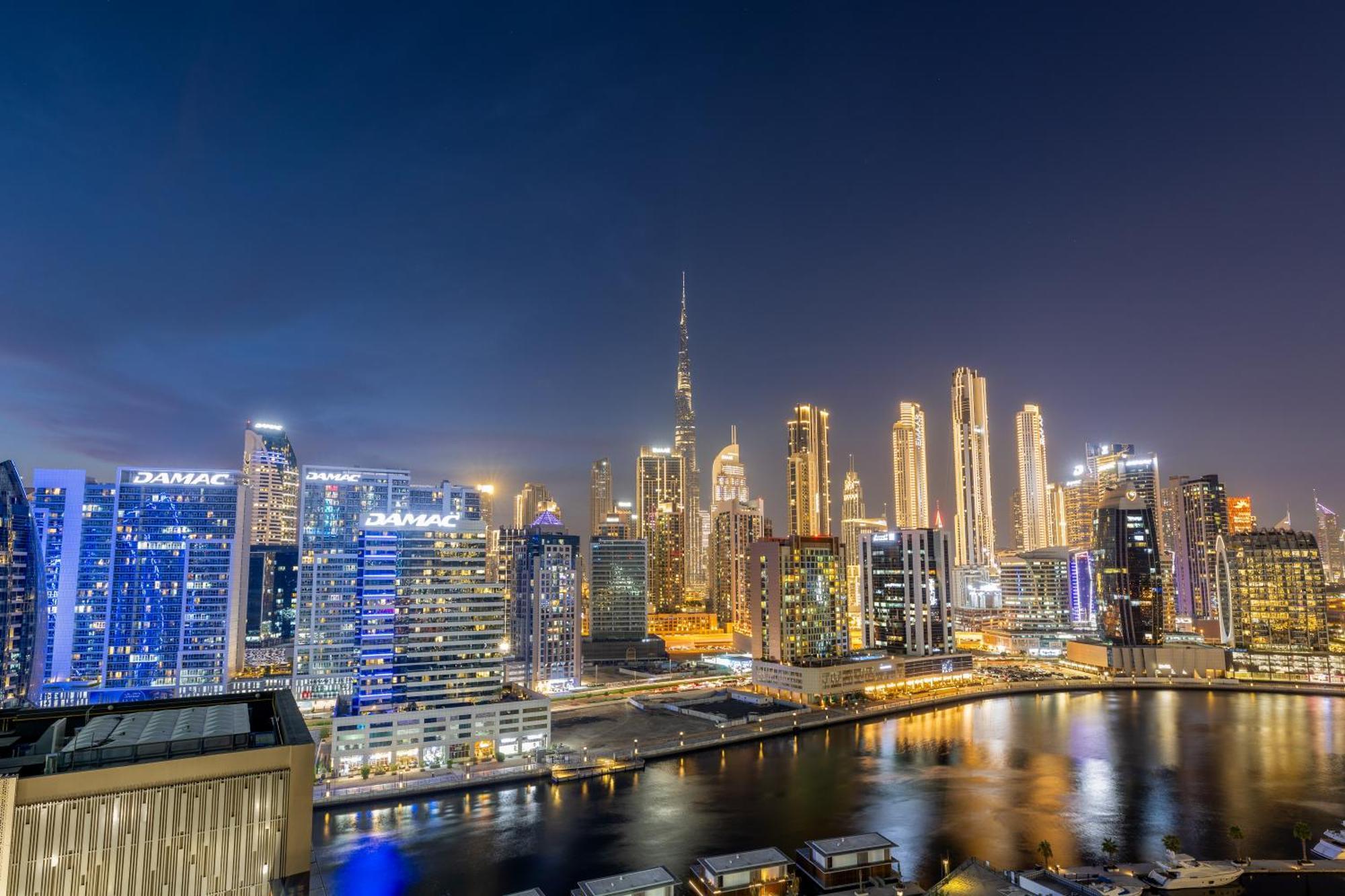 Waves - Spacious 2br With Burj Views & Terrace Dubai