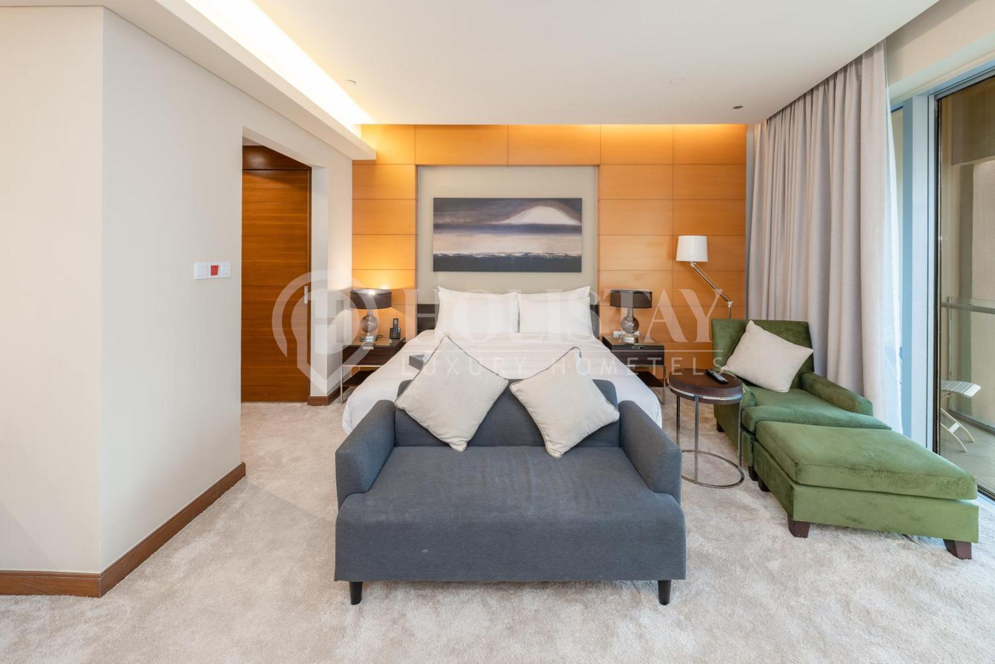 Holistay Luxury Homes - Burj Khalifa View - Direct Access Mall Apartment