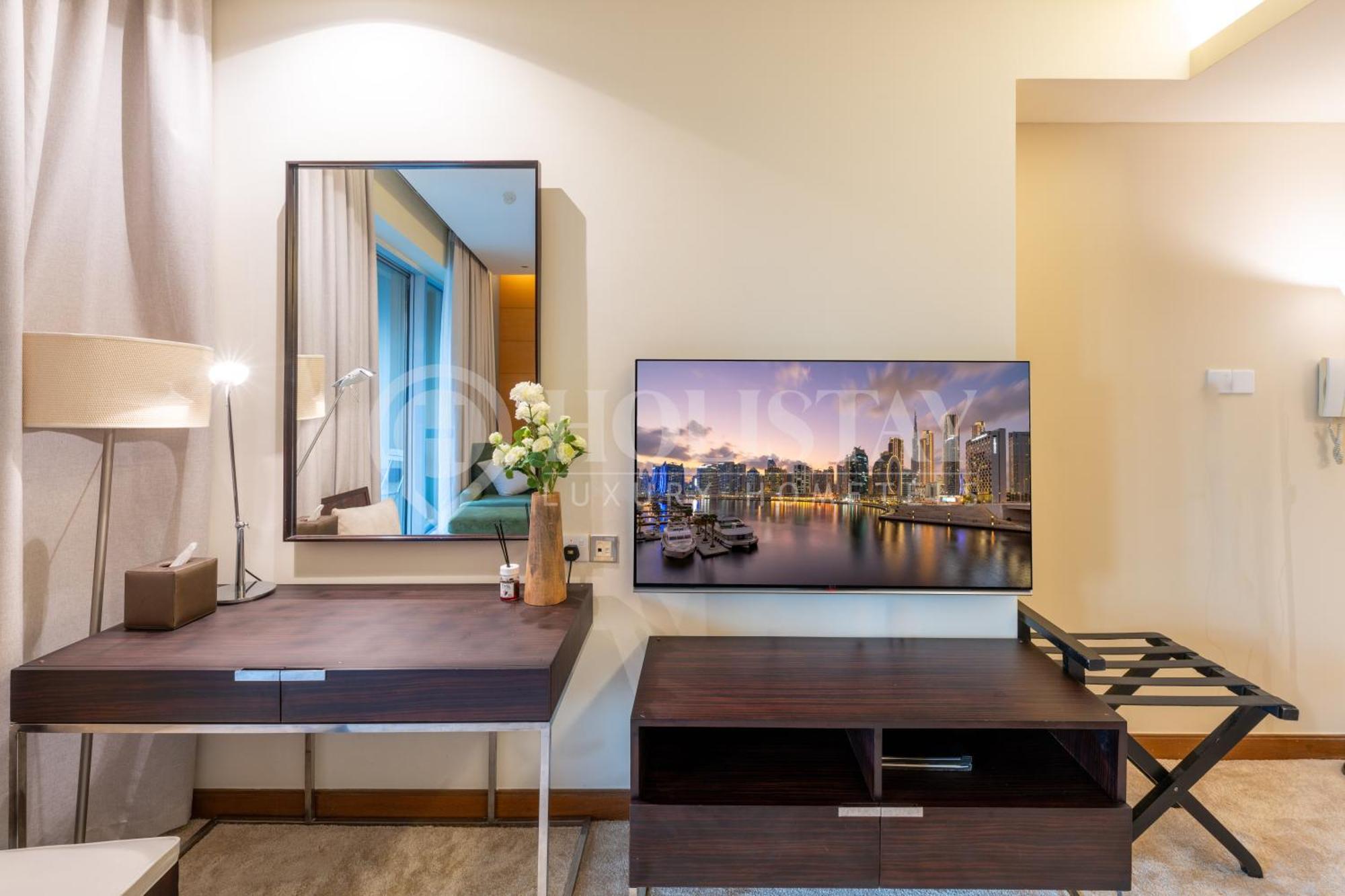 Holistay Luxury Homes - Burj Khalifa View - Direct Access Mall Apartment *