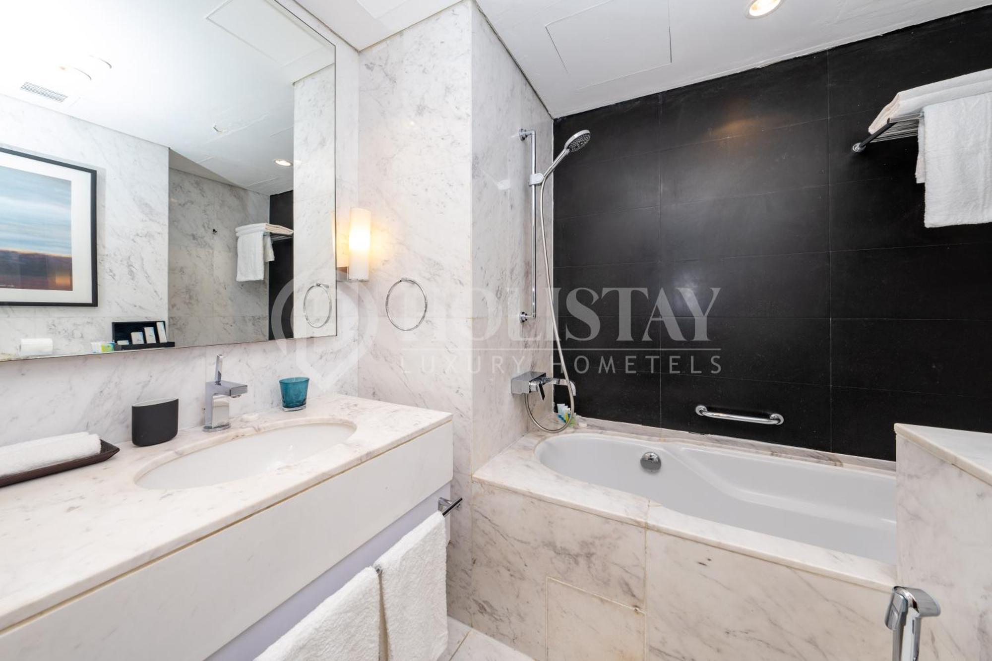 Holistay Luxury Homes - Burj Khalifa View - Direct Access Mall Apartment Dubai