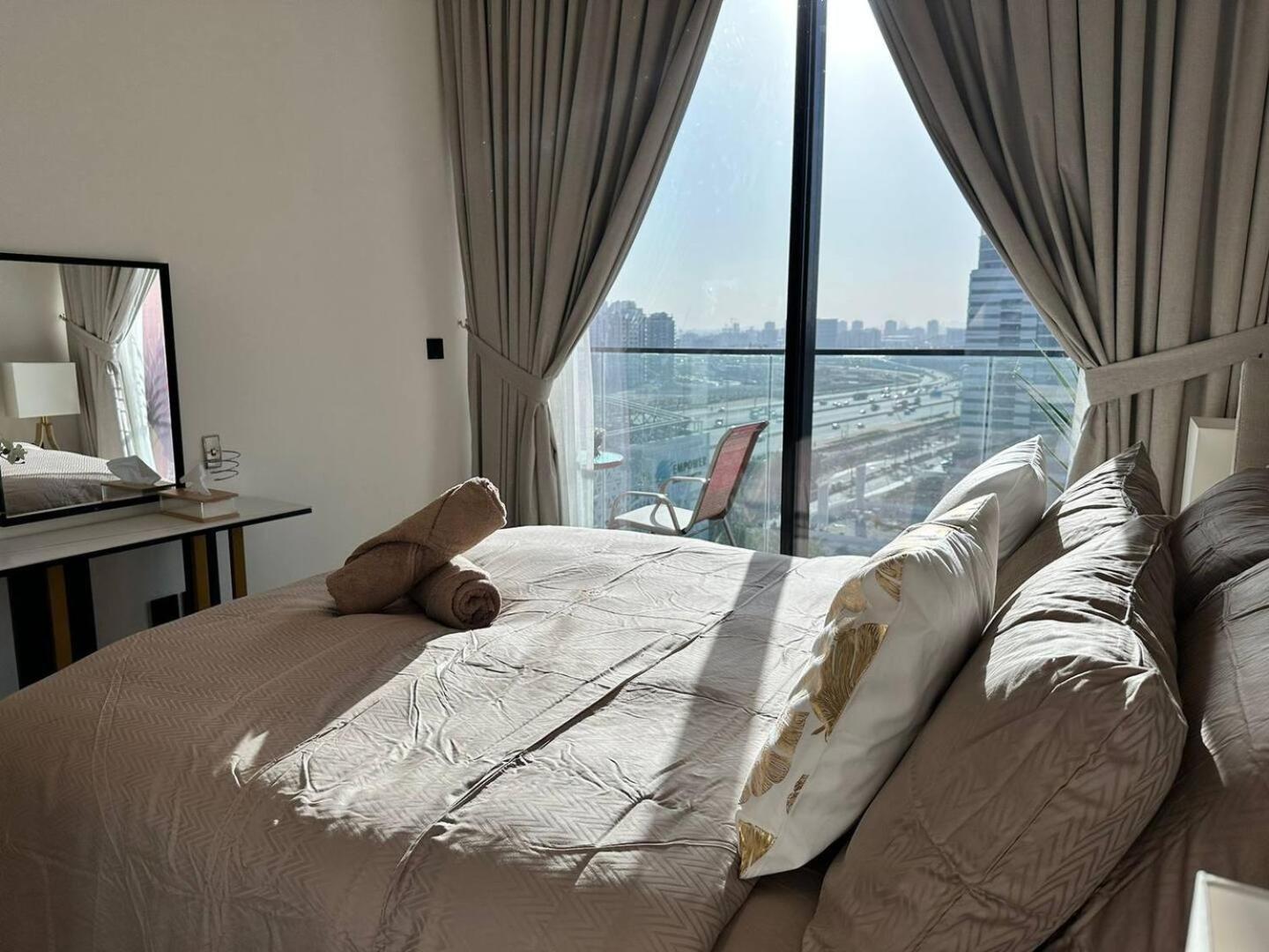 Gorgeous 1br In Jvc