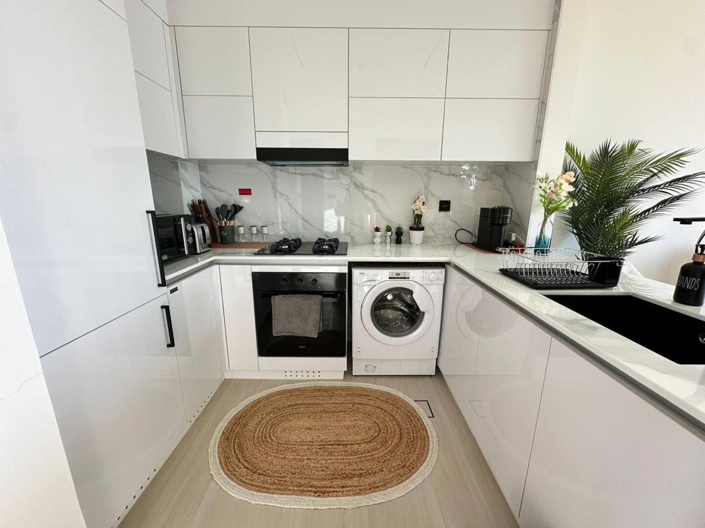 Gorgeous 1br In Jvc *