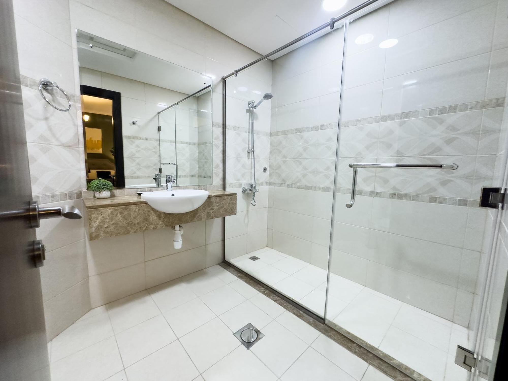 Luxury In Business Bay 5 People Apartment Dubai