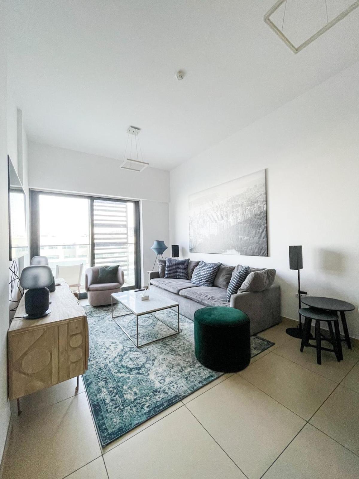 Tastefully Decorated 1 Bedroom In Jvc *