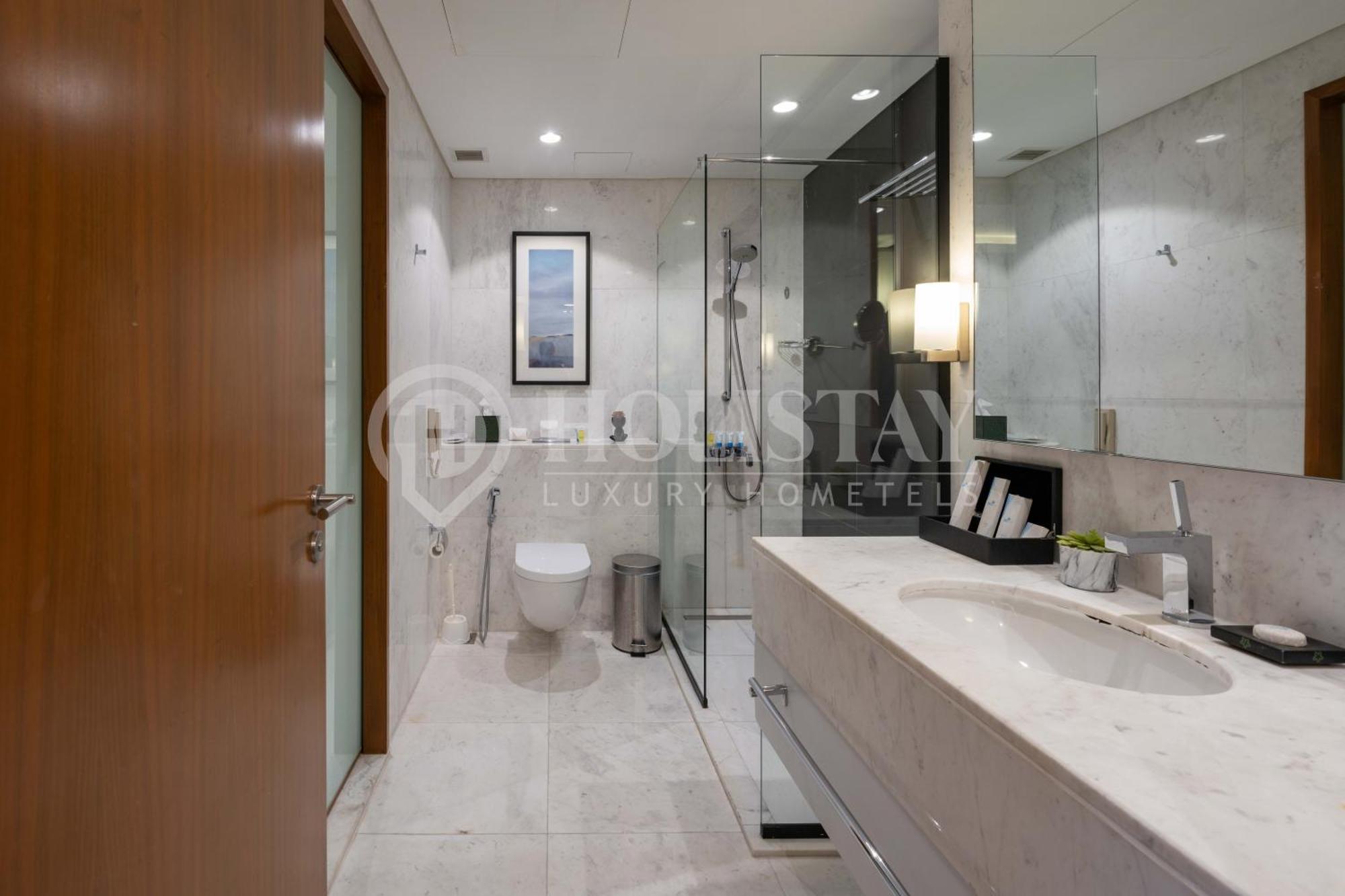 Holistay Luxury Homes - Burj Khalifa View - Direct Access Mall Apartment Dubai