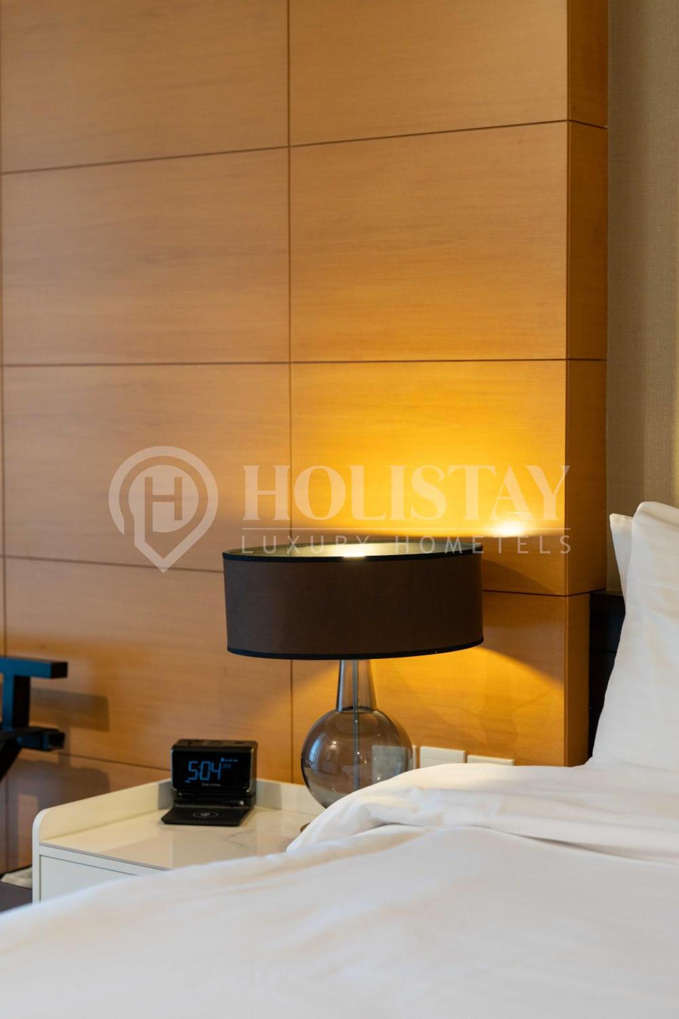 Holistay Luxury Homes - Burj Khalifa View - Direct Access Mall Apartment