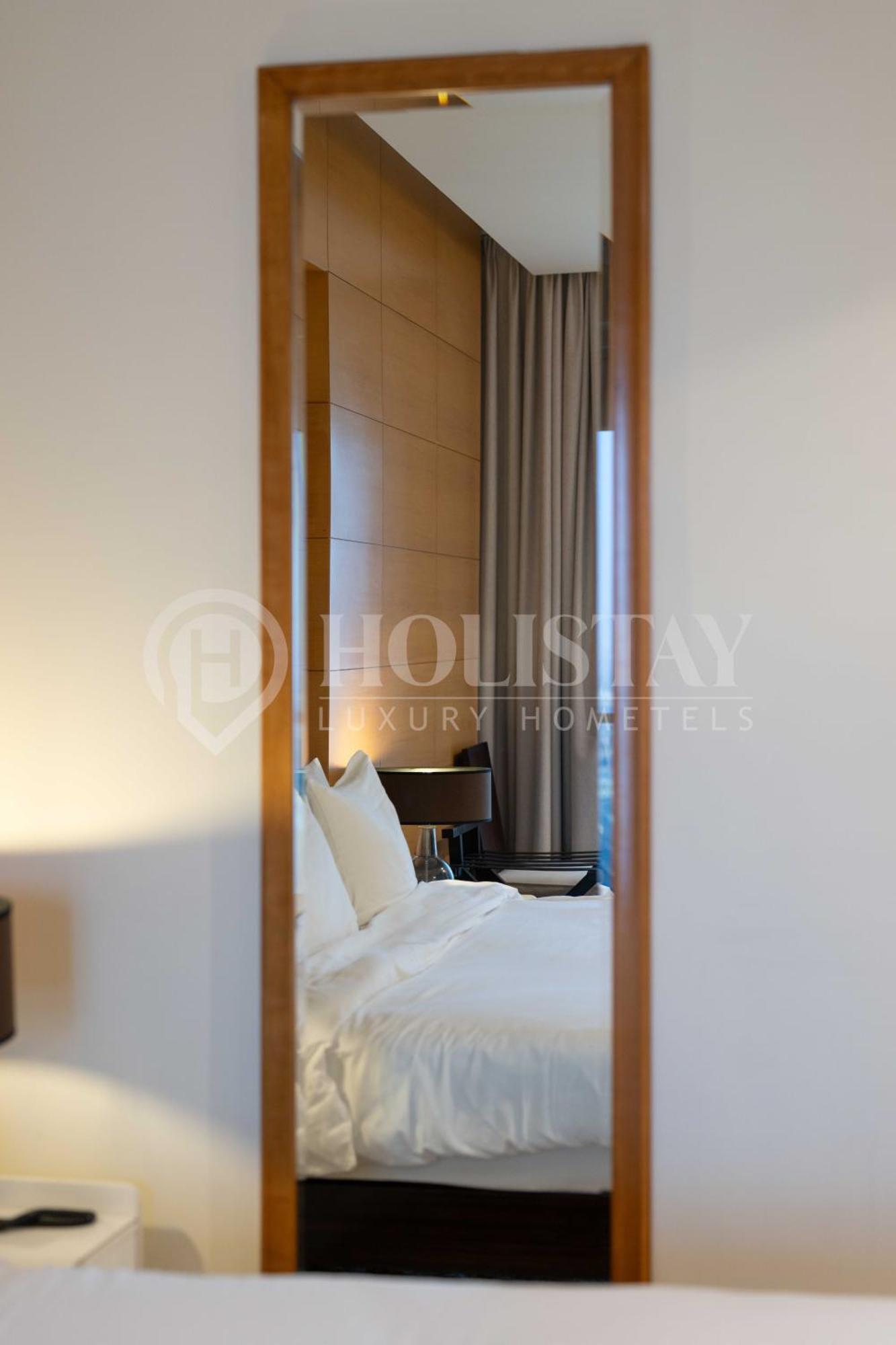 Holistay Luxury Homes - Burj Khalifa View - Direct Access Mall Apartment Dubai