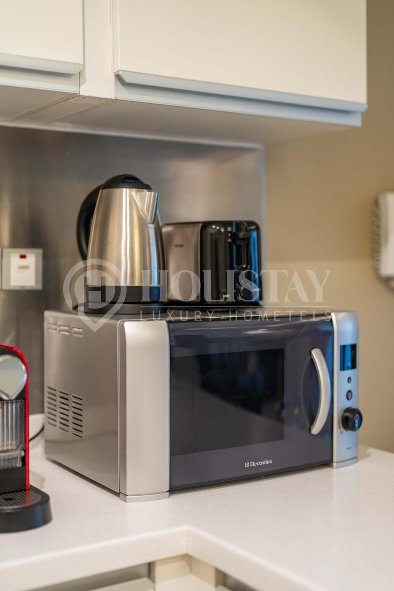 Holistay Luxury Homes - Burj Khalifa View - Direct Access Mall Apartment Dubai