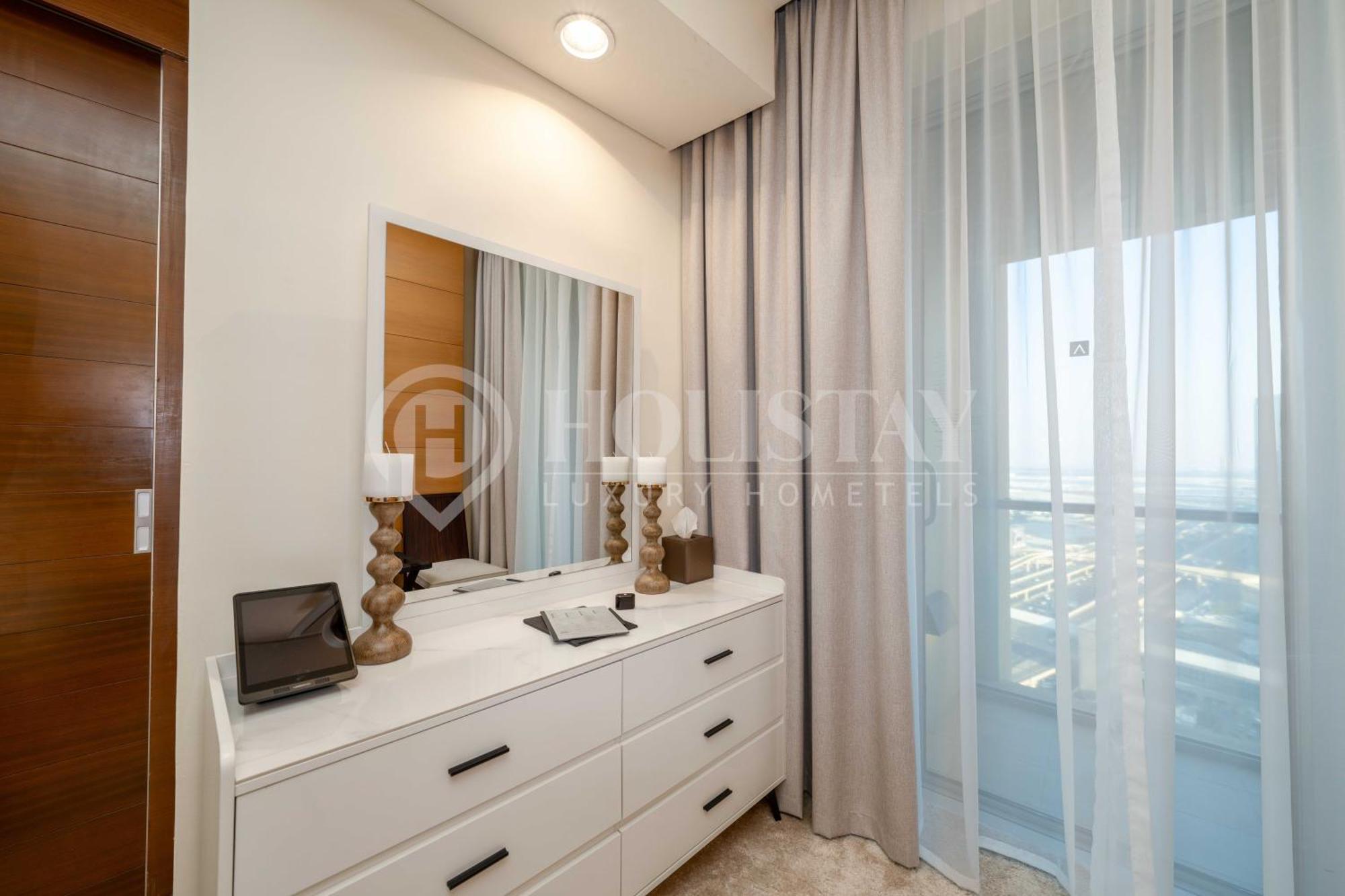 Holistay Luxury Homes - Burj Khalifa View - Direct Access Mall Apartment *