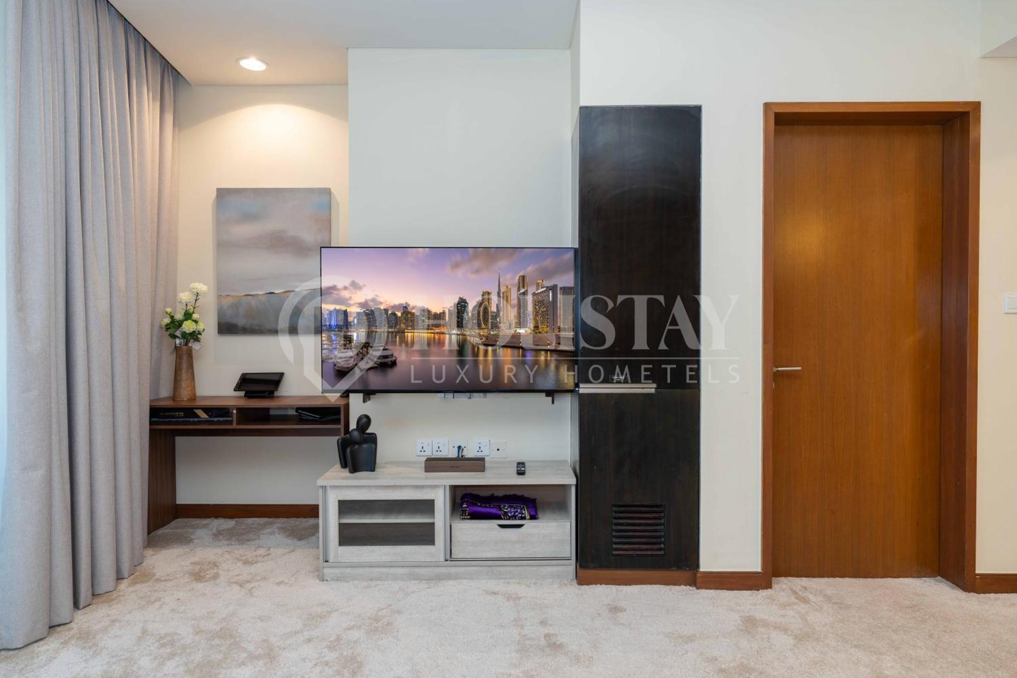Holistay Luxury Homes - Burj Khalifa View - Direct Access Mall Apartment Dubai